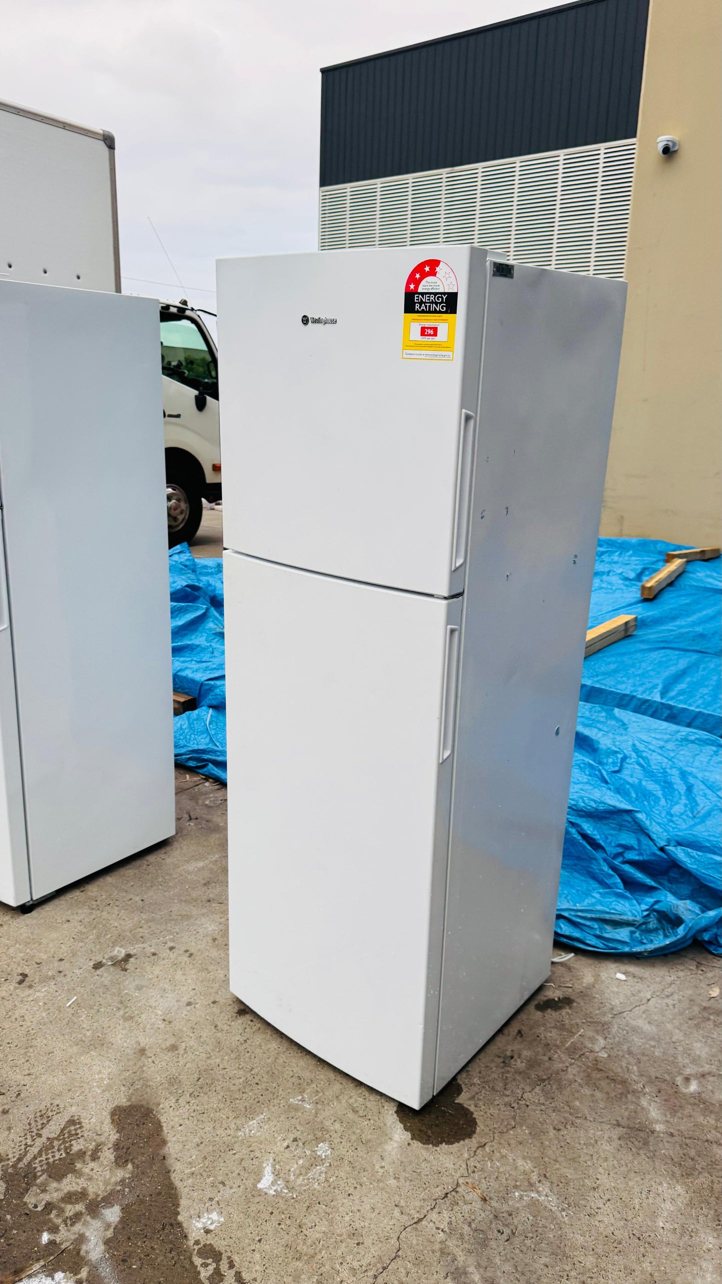 WESTINGHOUSE 275 LITRES FRIDGE FREEZER