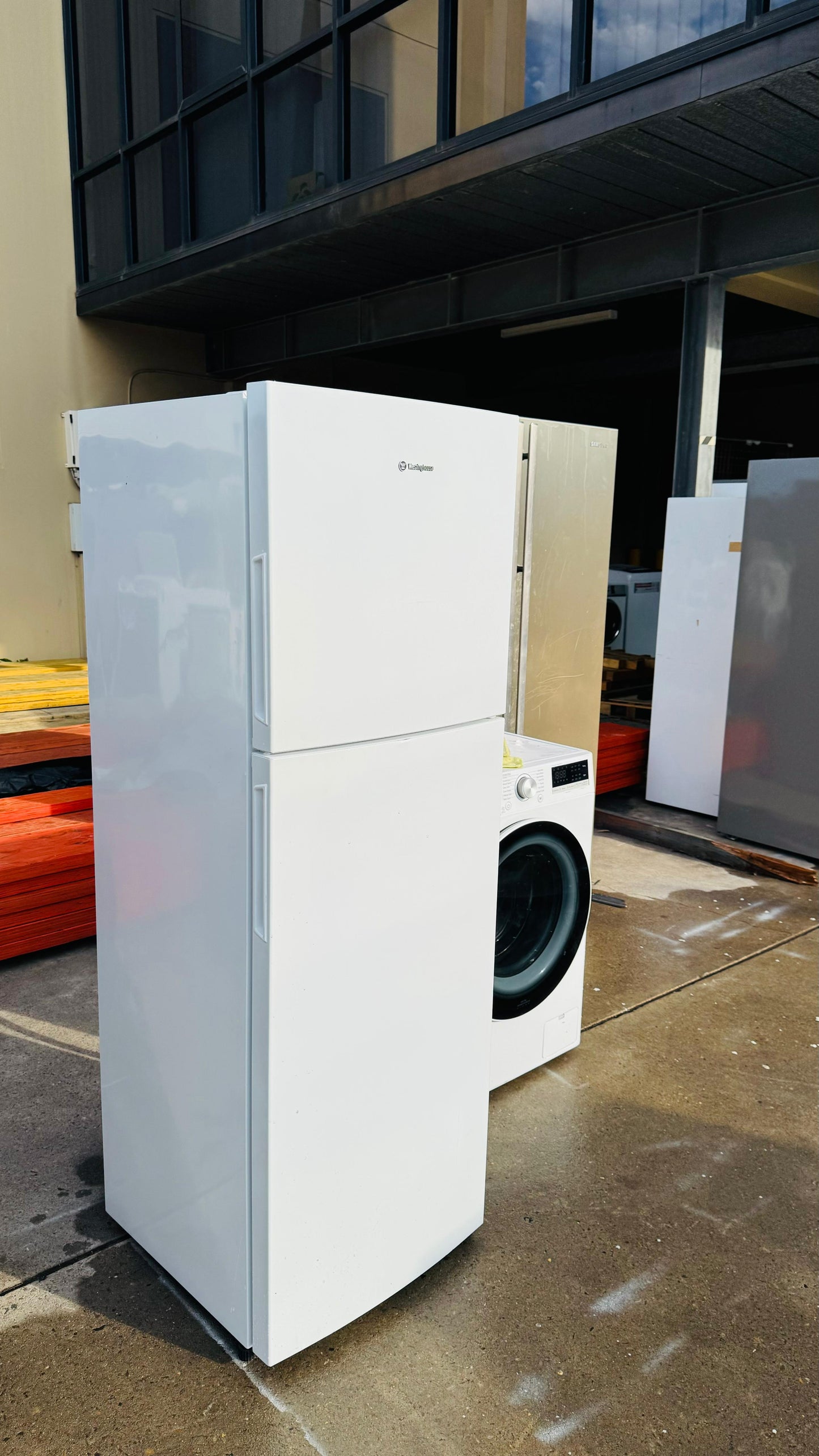 WESTINGHOUSE 275 LITRES FRIDGE FREEZER