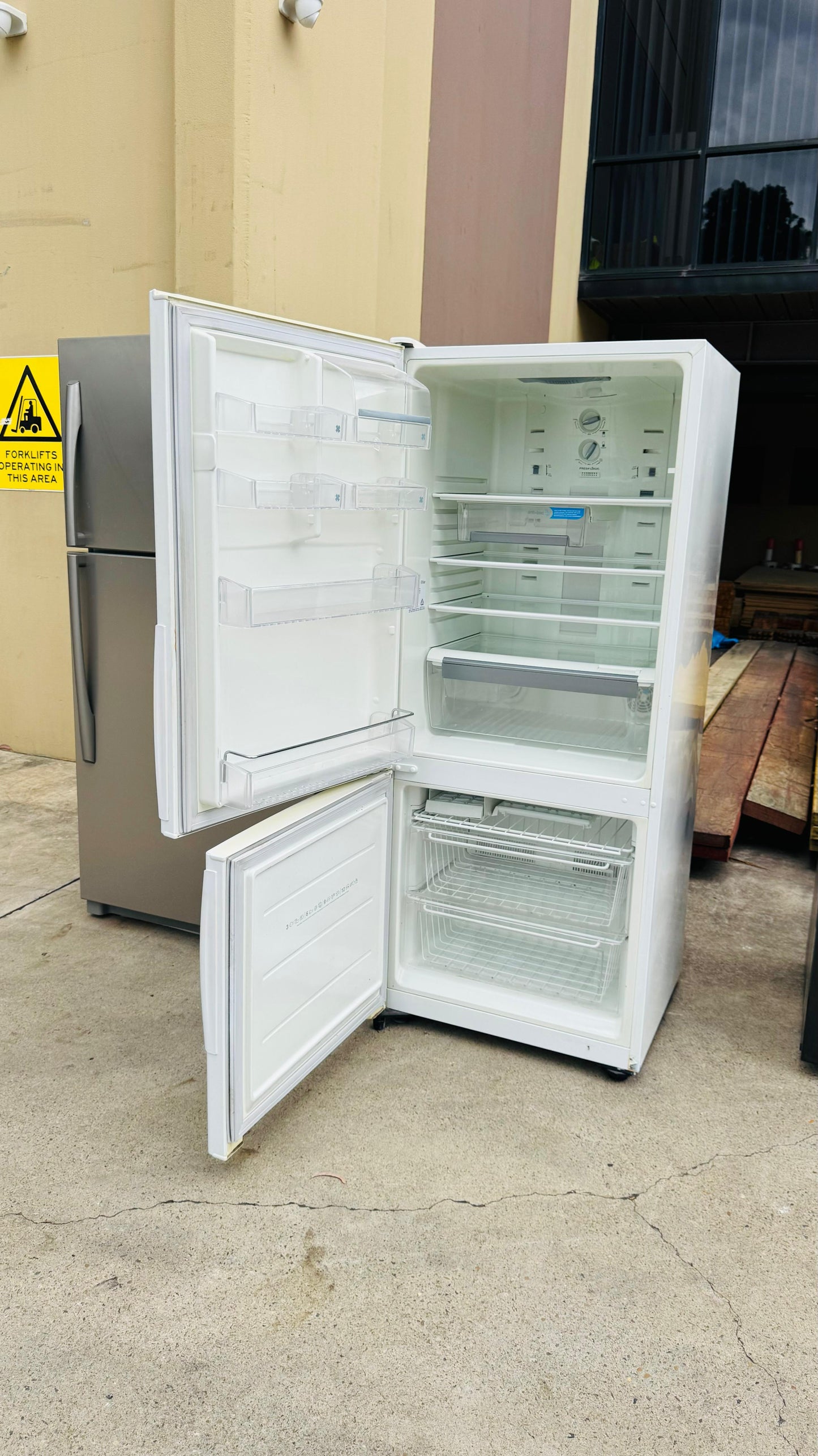 WESTINGHOUSE 431 LITRES FRIDGE FREEZER