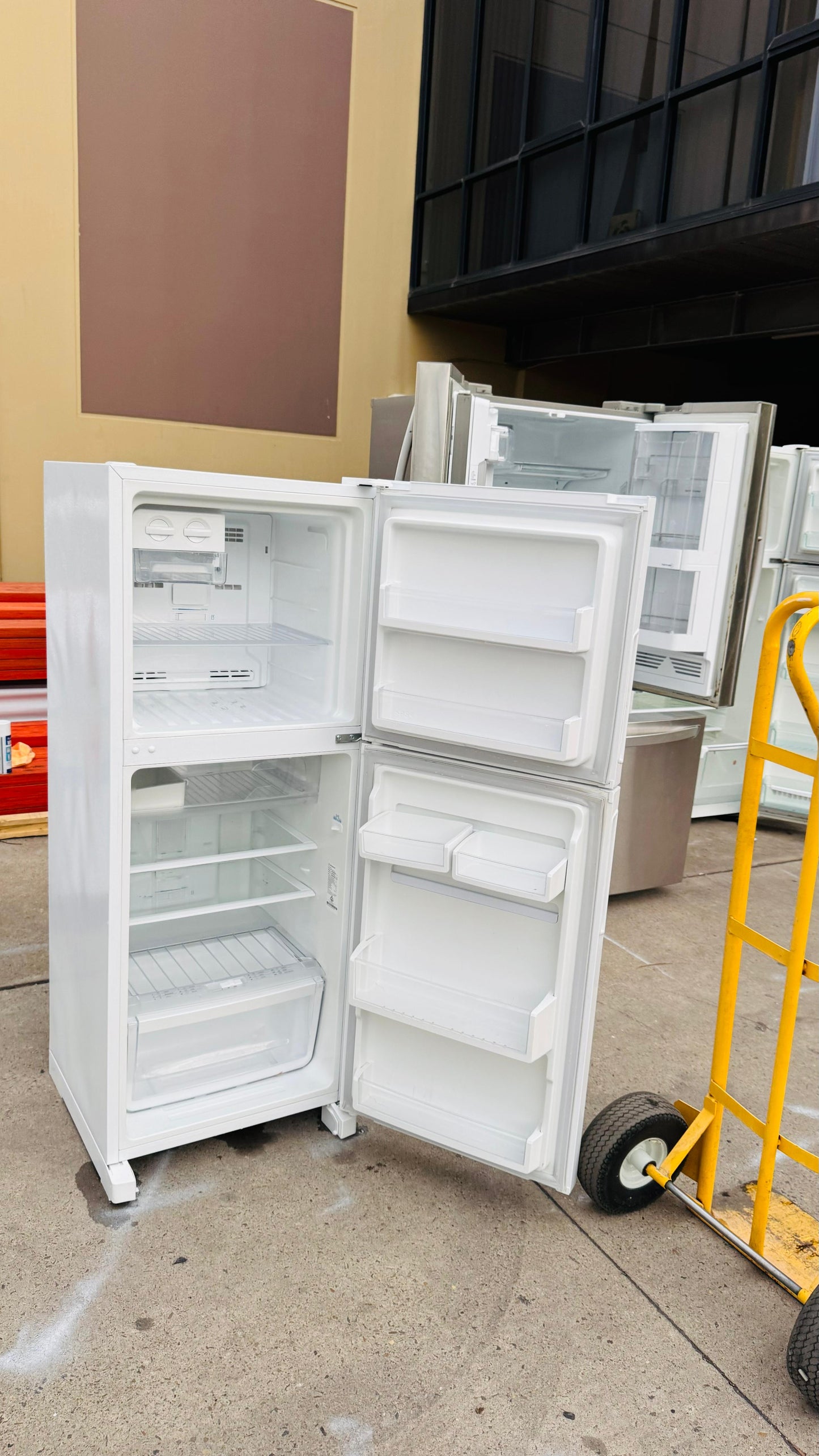 WESTINGHOUSE 231 LITRES FRIDGE FREEZER