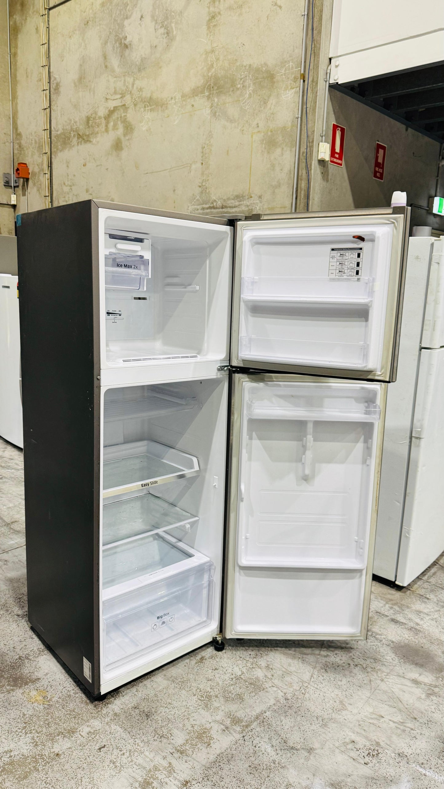 SAMSUNG 341 LITRES FRIDGE FREEZER