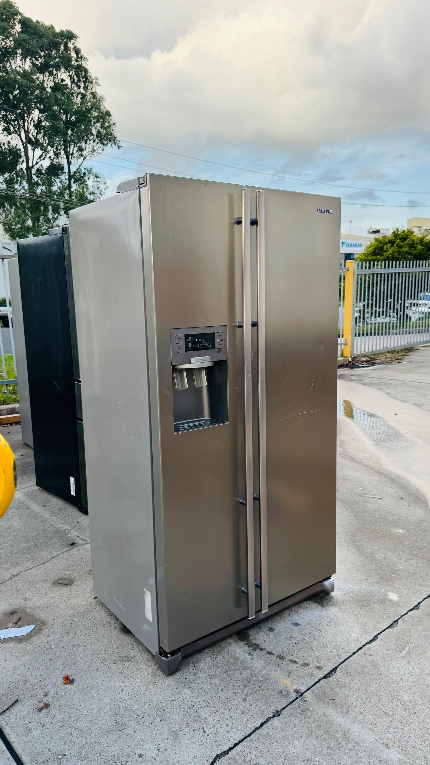 SAMSUNG 702 LITRES SIDE BY SIDE DOOR FRIDGE FREEZER