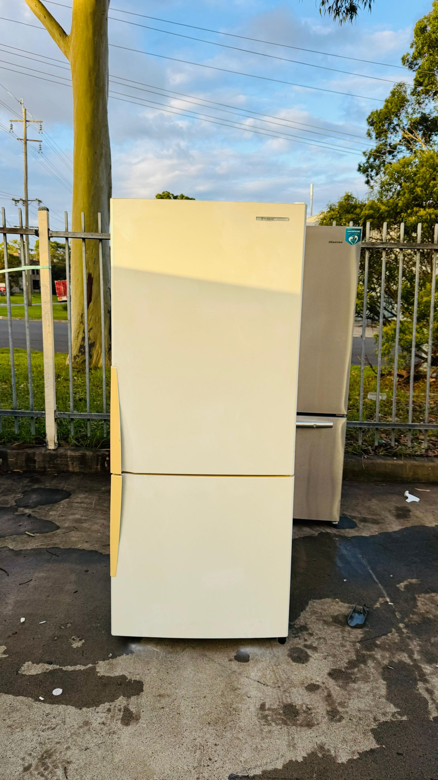 WESTINGHOUSE 380 LITRES FRIDGE FREEZER