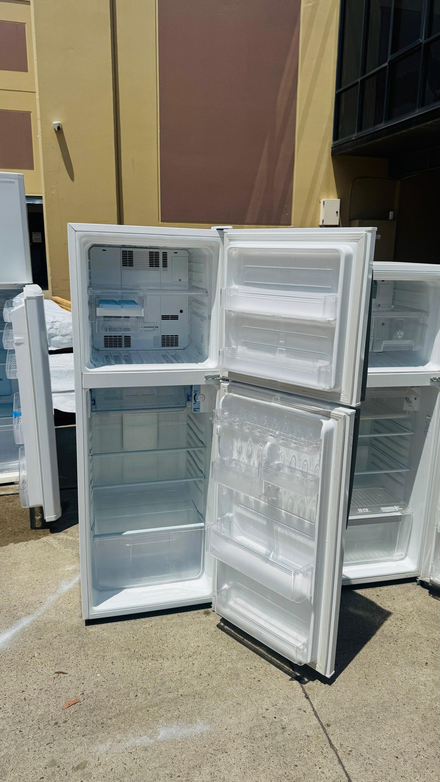 SHARP 245 LITRES FRIDGE FREEZER