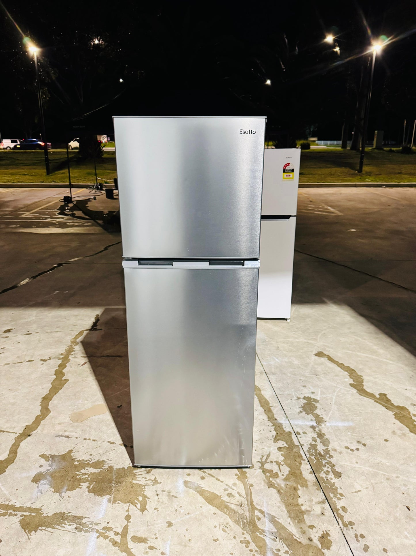 ESSATO 239 LITRES FRIDGE FREEZER