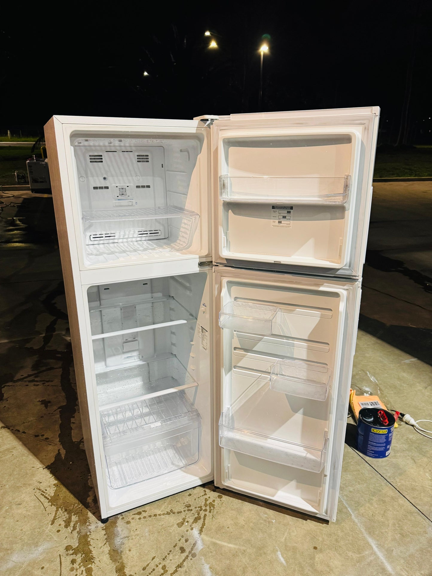 KELVINATOR 275 LITRES FRIDGE FREEZER