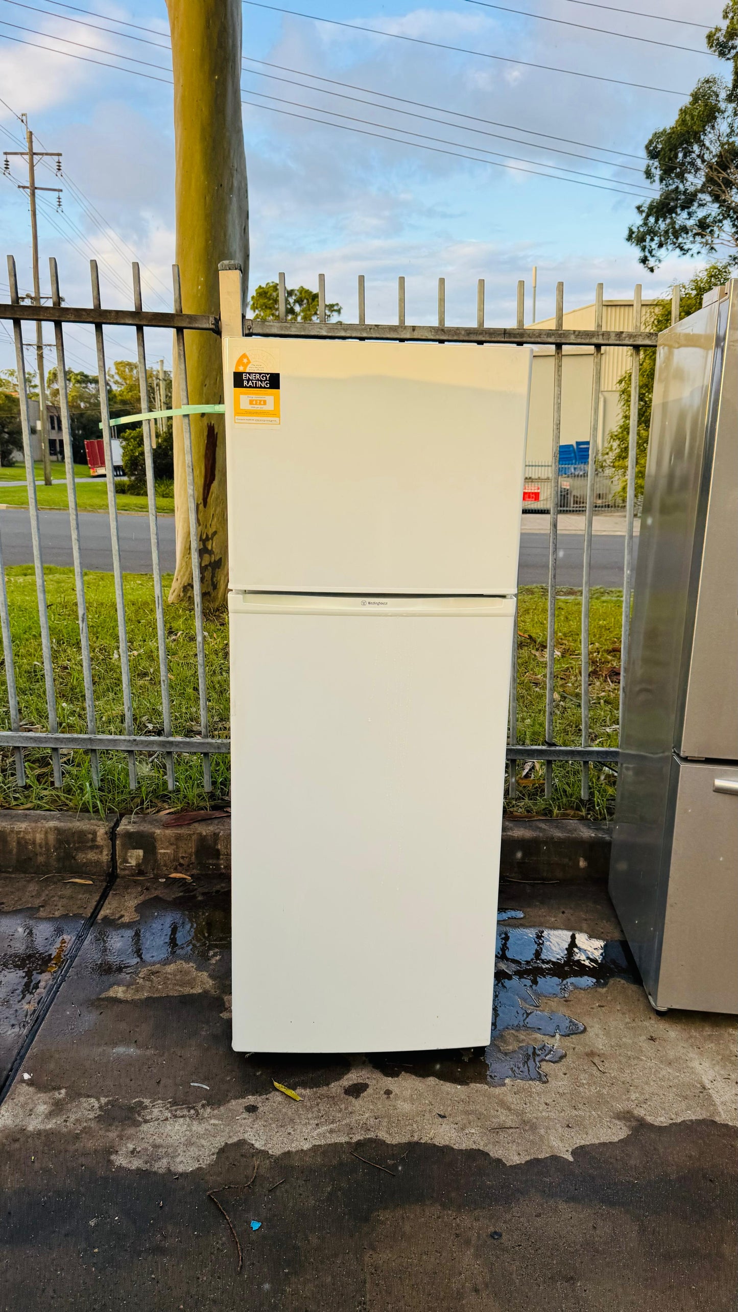 WESTINGHOUSE 300 LITRES FRIDGE FREEZER