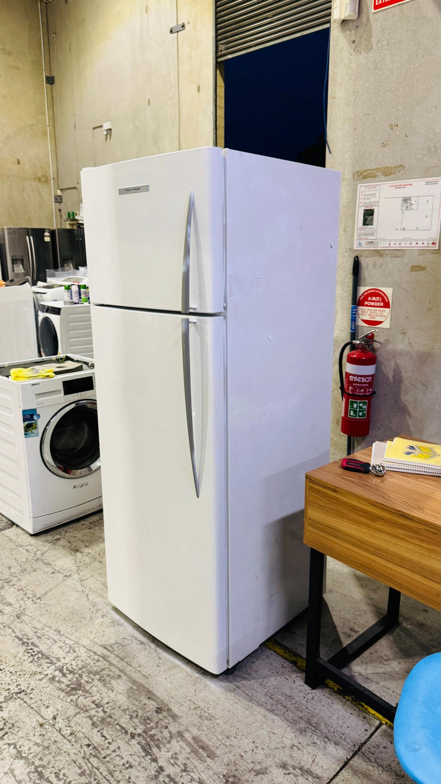 FISHER AND PAYKEL 411 LITRES FRIDGE FREEZER