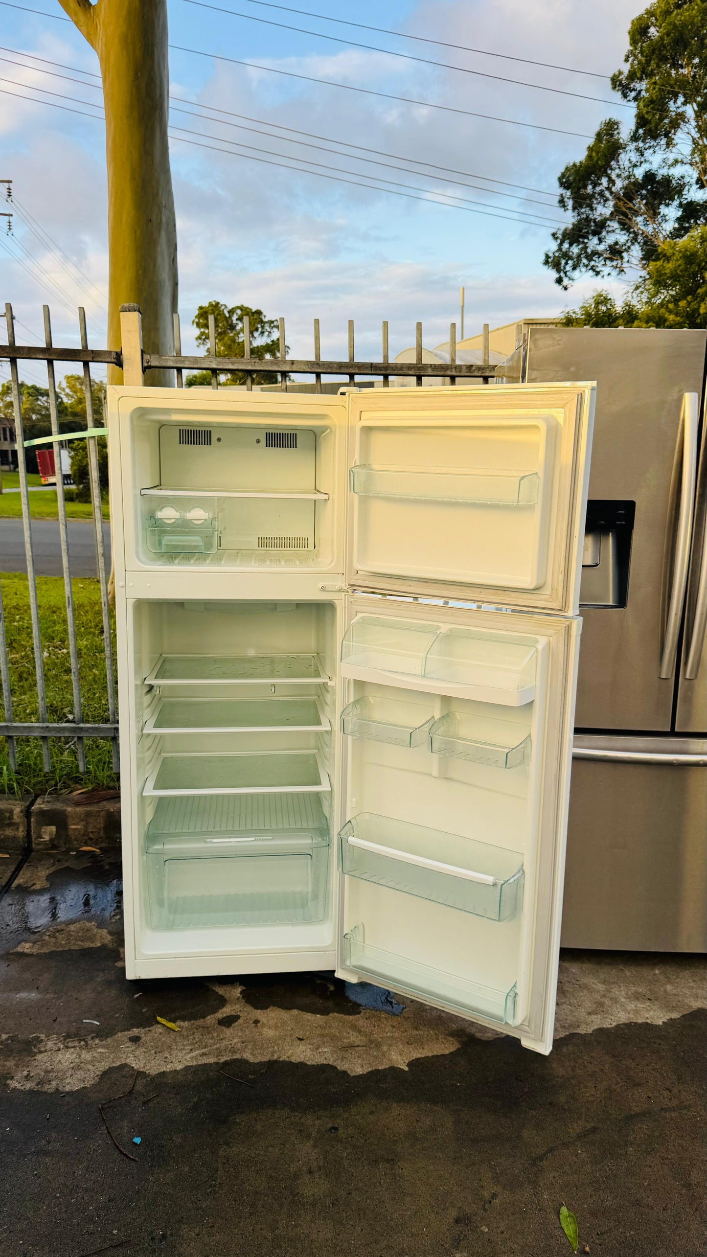 WESTINGHOUSE 300 LITRES FRIDGE FREEZER