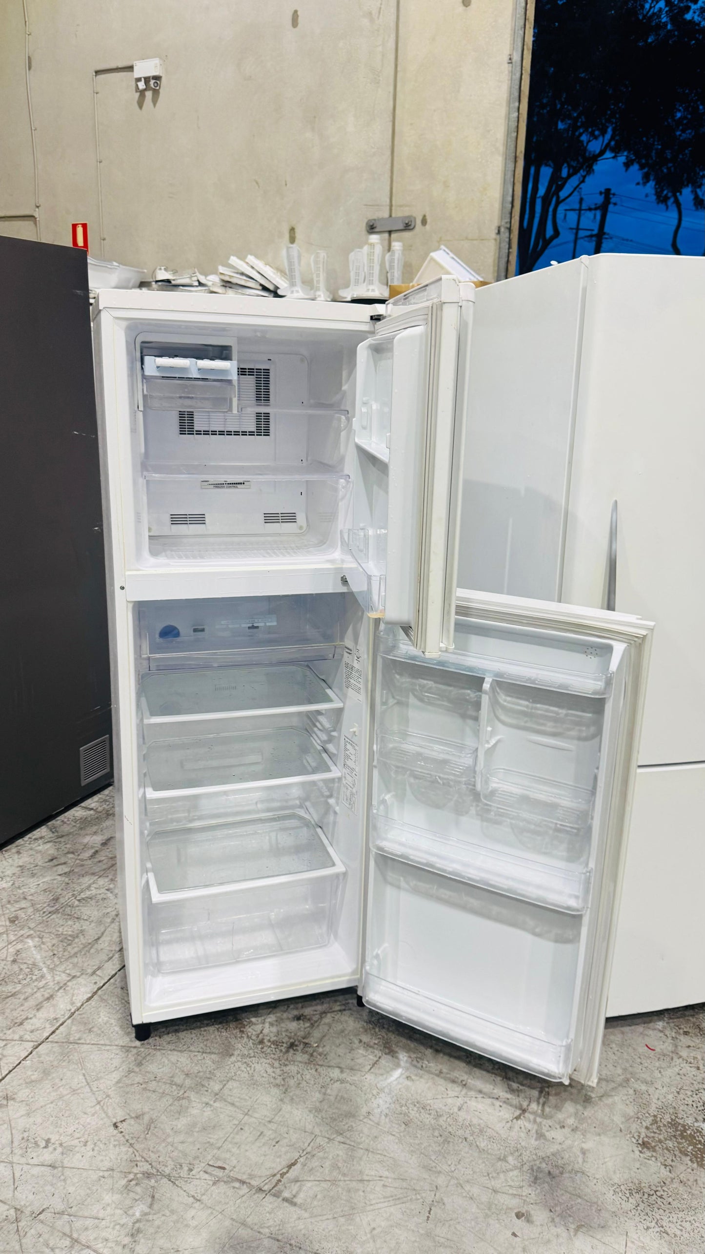 MITSUBUSHI 260 LITRES FRIDGE FREEZER