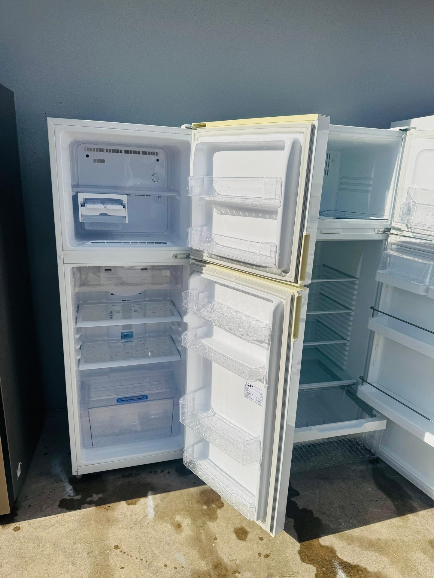 SAMSUNG 238 LITRES FRIDGE FREEZER