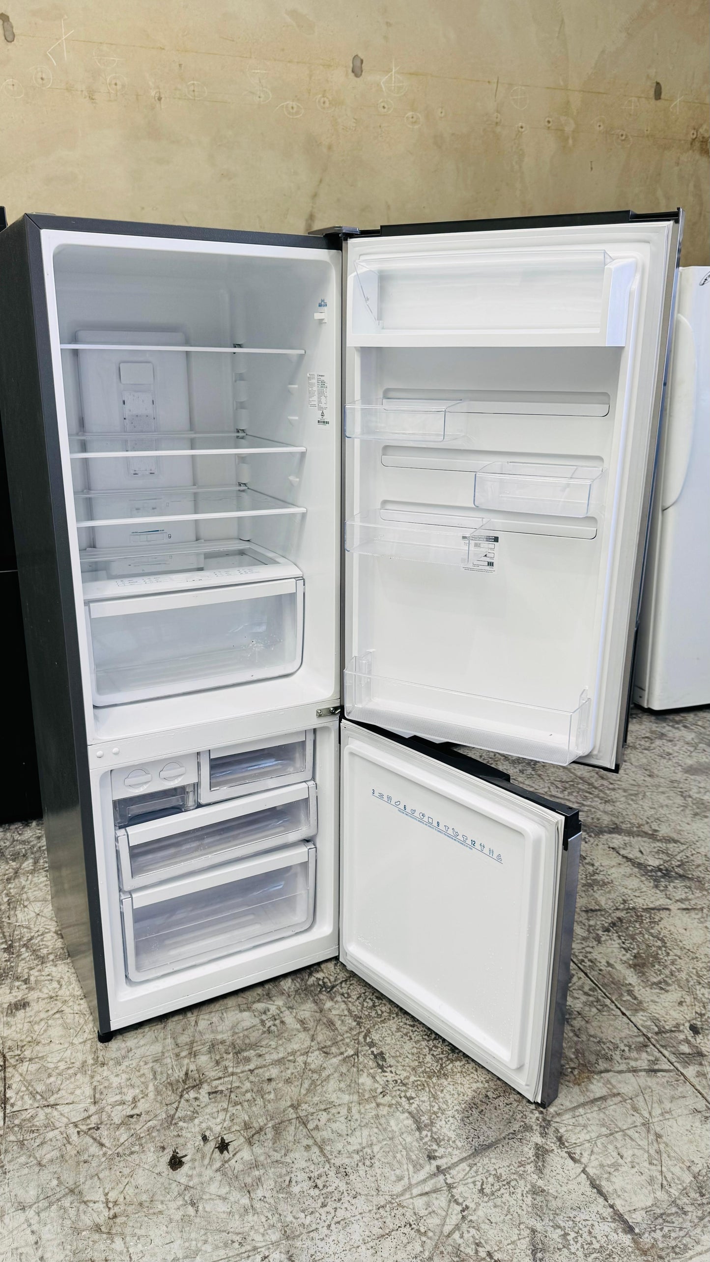 WESTINGHOUSE 340 LITRES FRIDGE FREEZER