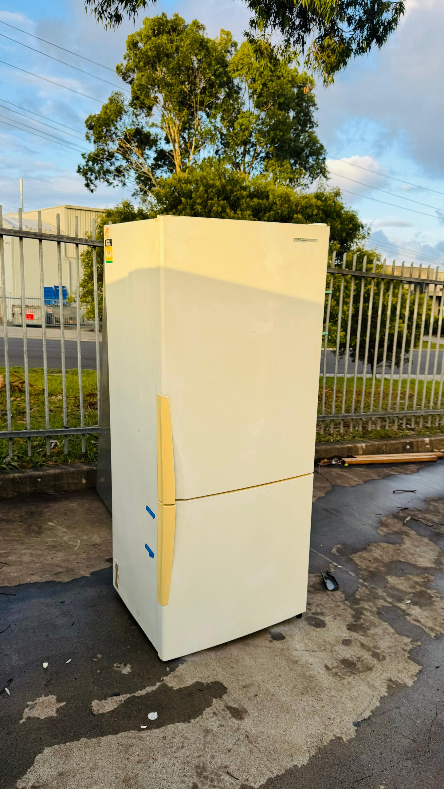 WESTINGHOUSE 380 LITRES FRIDGE FREEZER