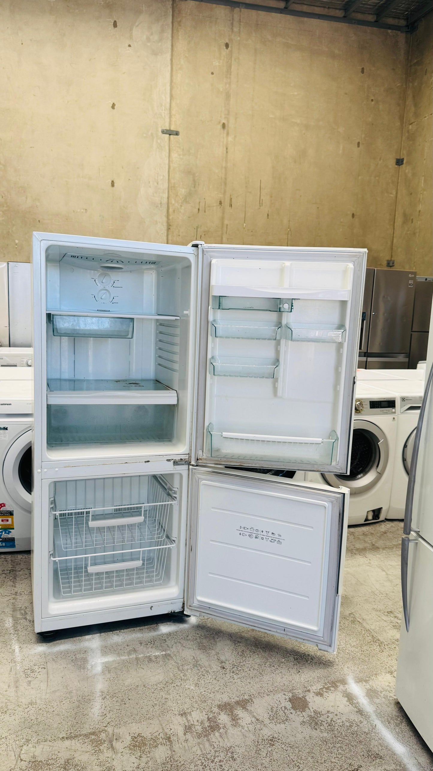 WESTINGHOUSE 370 LITRES FRIDGE FREEZER