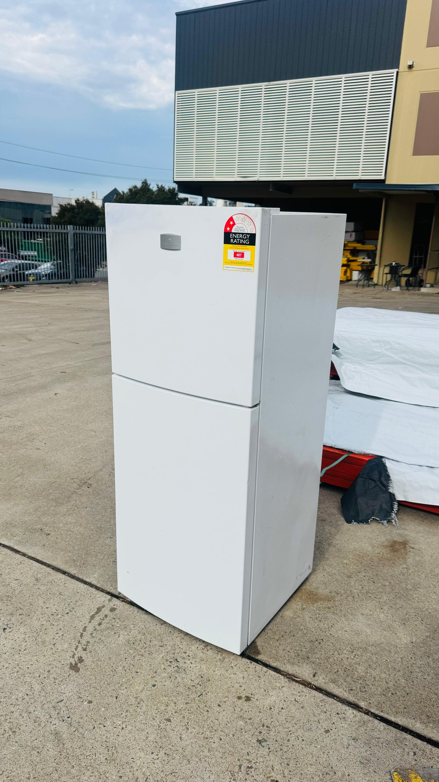 KELVINATOE 231 LITRES FRIDGE FREEZER