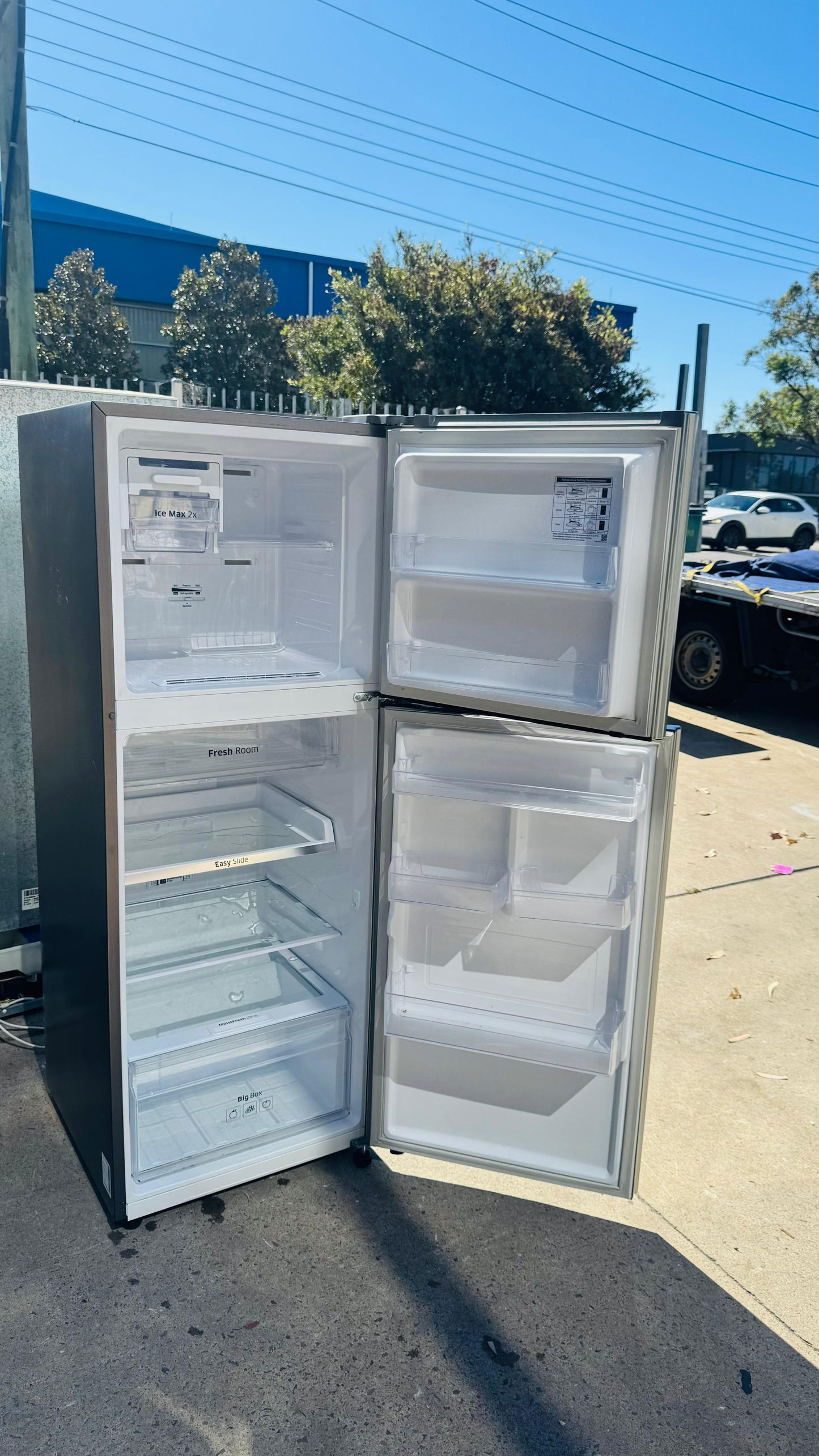 SAMSUNG 320 LITRES FRIDGE FREEZER