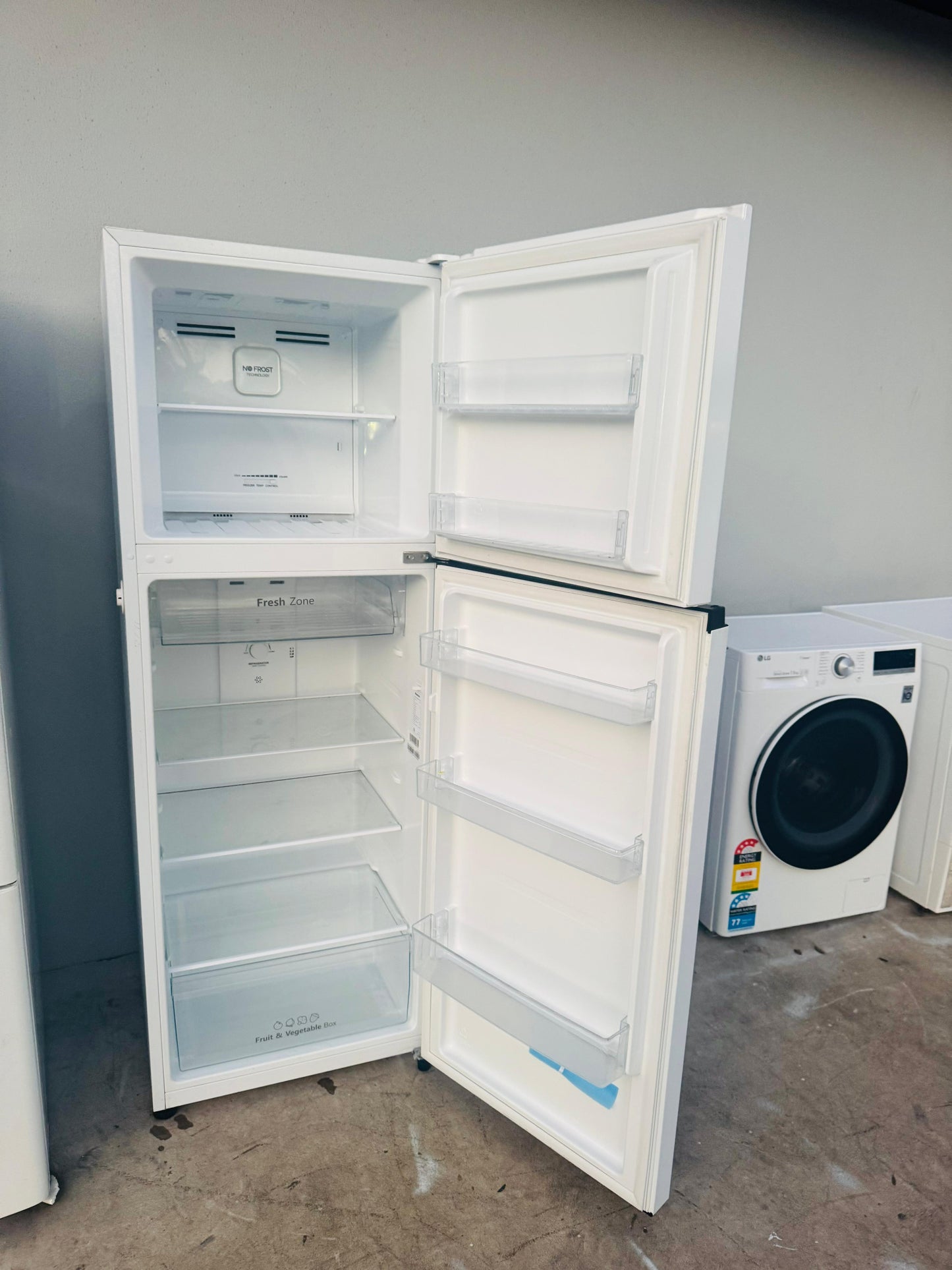 HISENSE 326 LITRES FRIDGE FREEZER