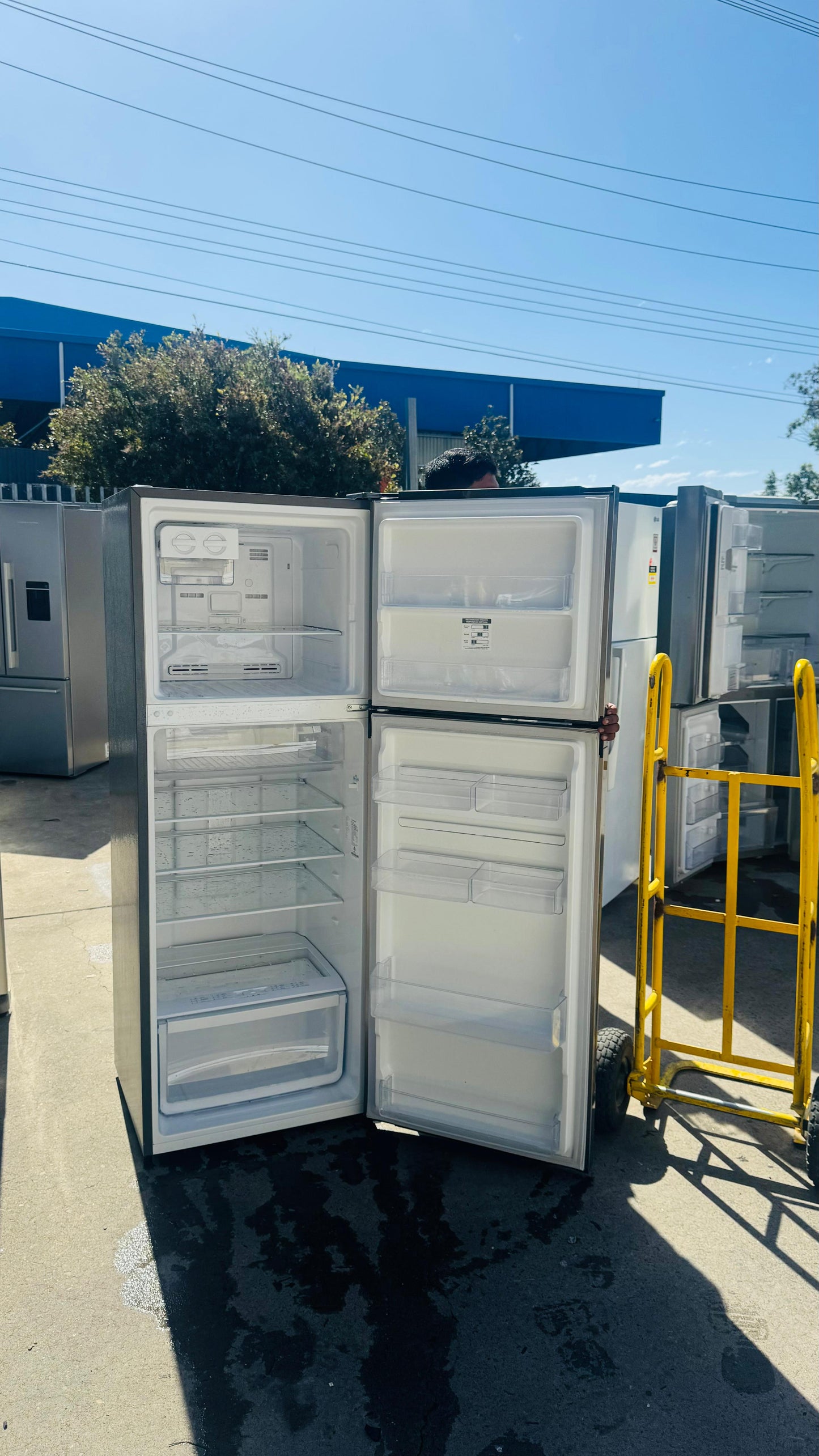 WESTINGHOUSE 339 LITRES FRIDGE FREEZER