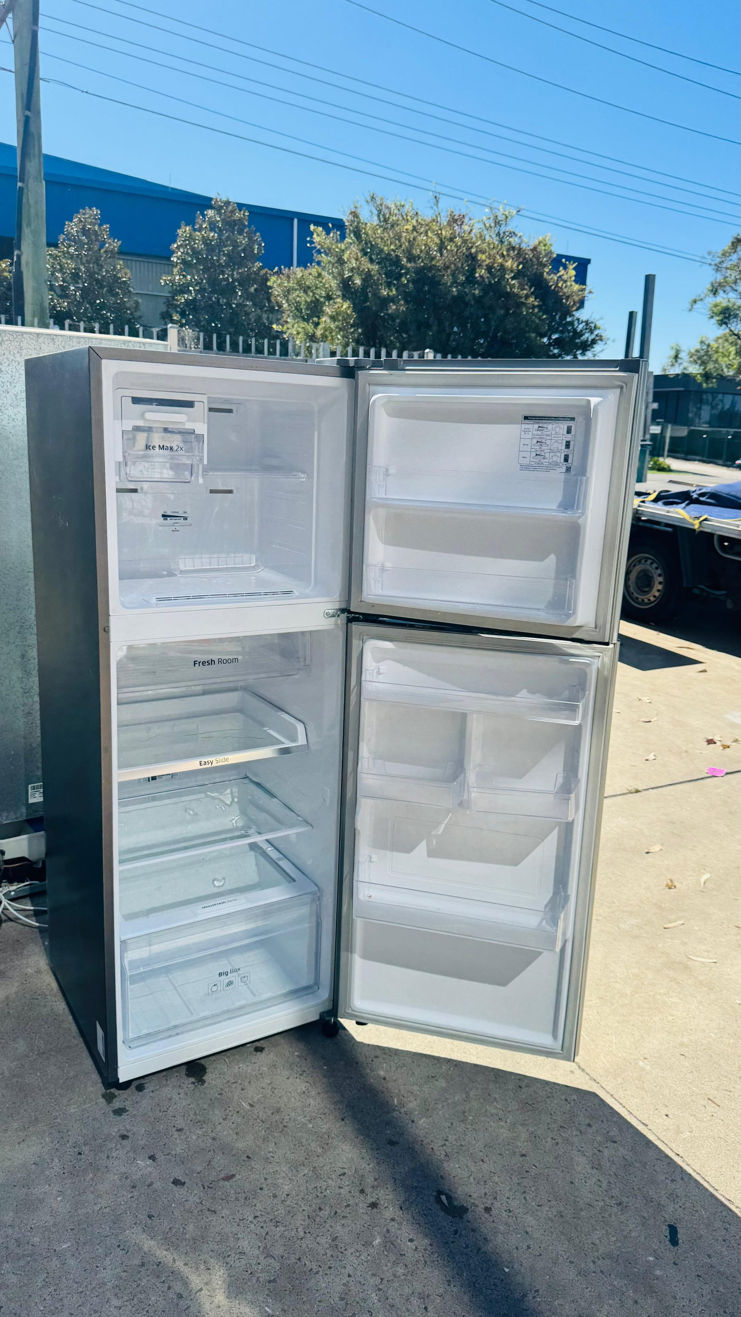 SAMSUNG 320 LITRES FRIDGE FREEZER