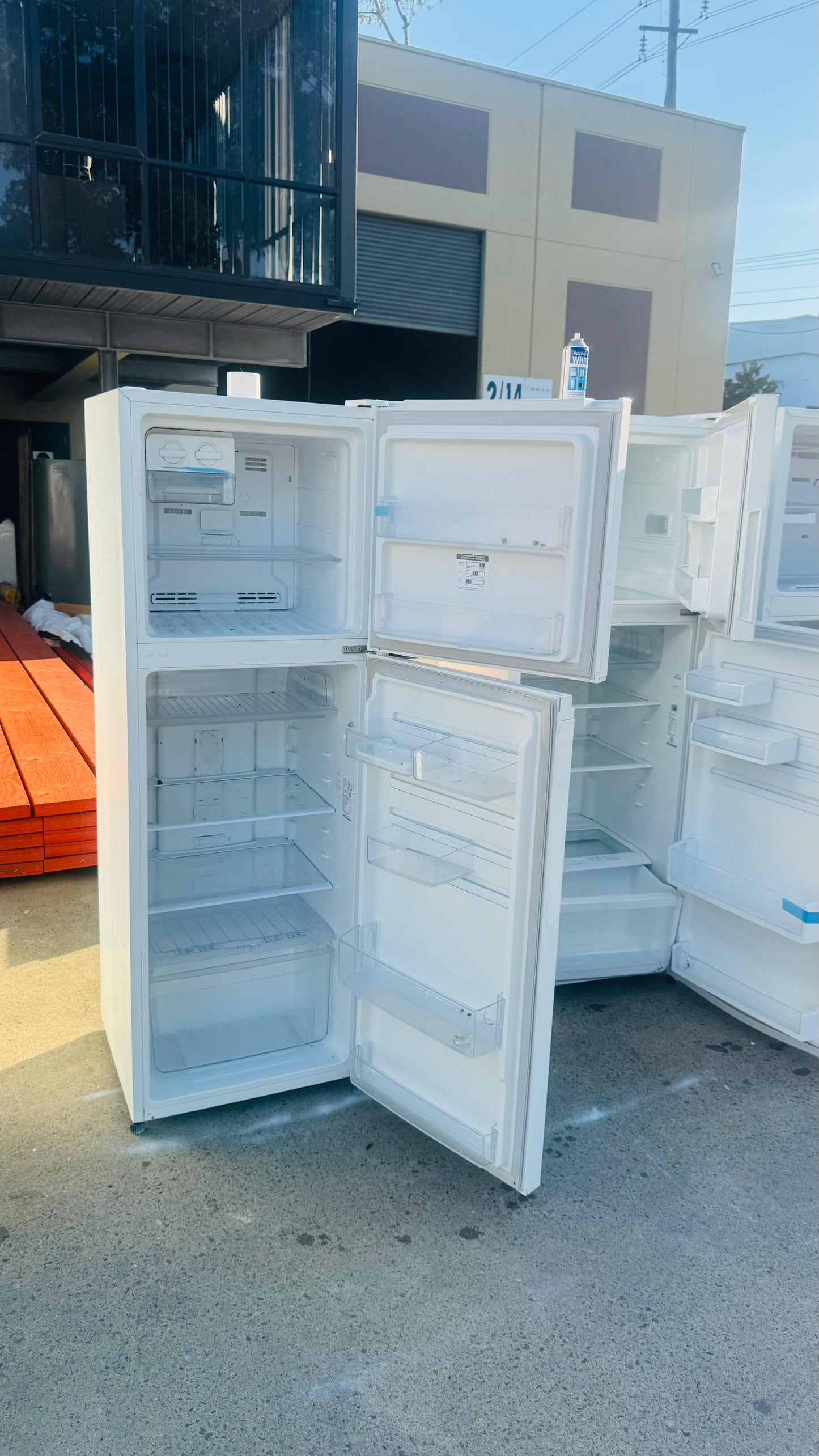 WESTINGHOUSE 275 LITRES FRIDGE FREEZER