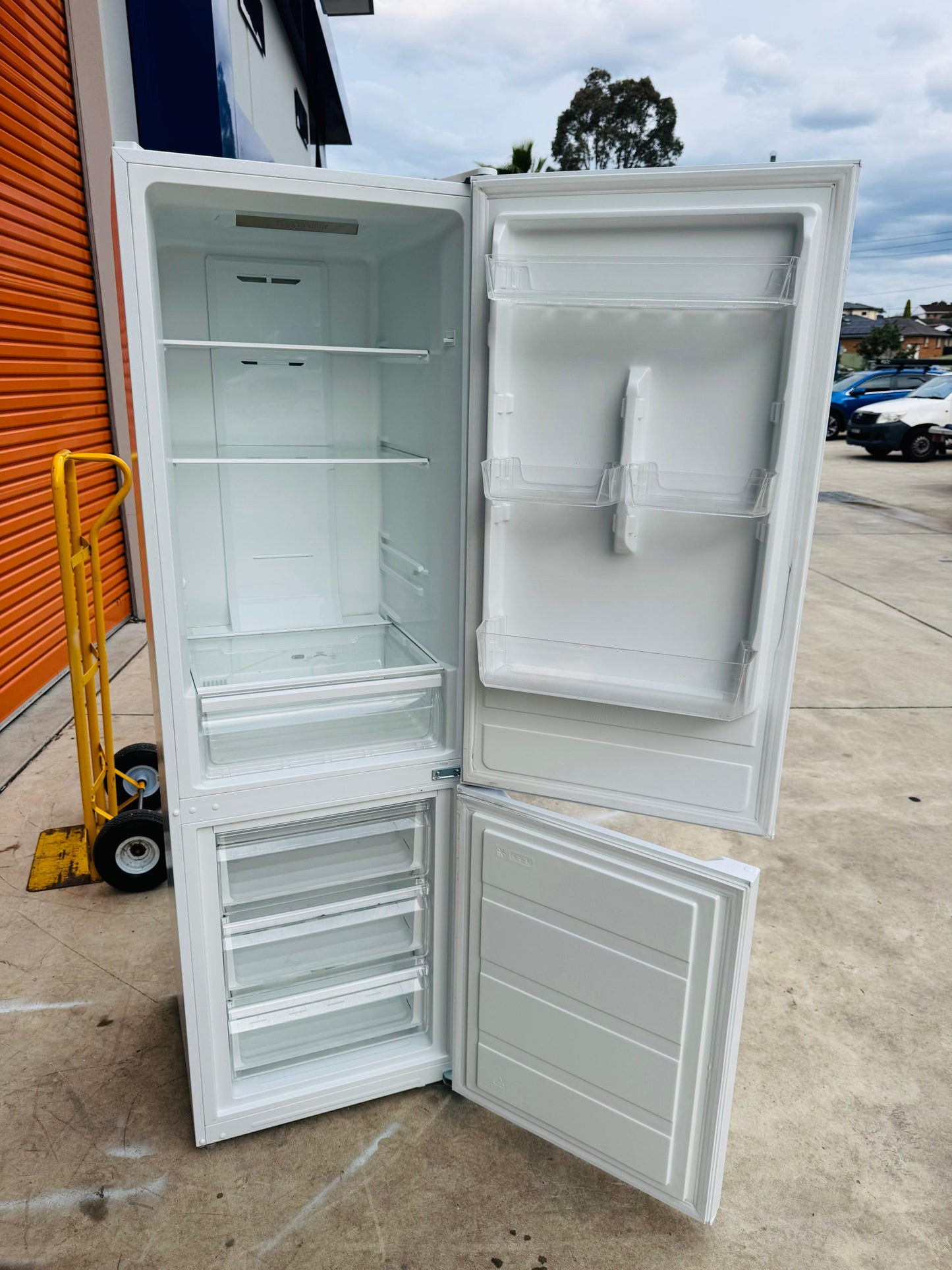 KOGAN 323 LITRES FRIDGE FREEZER
