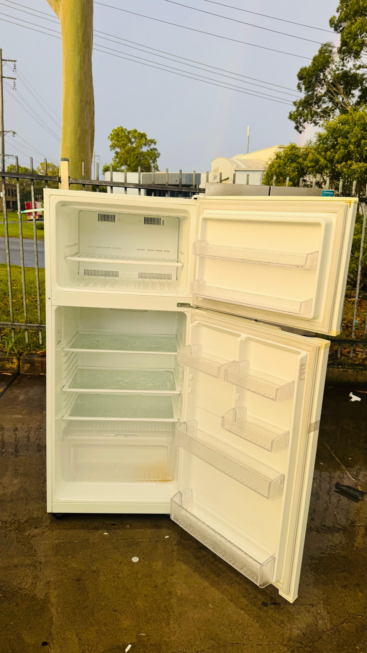 KELVINATOR 420 LITRES FRIDGE FREEZER