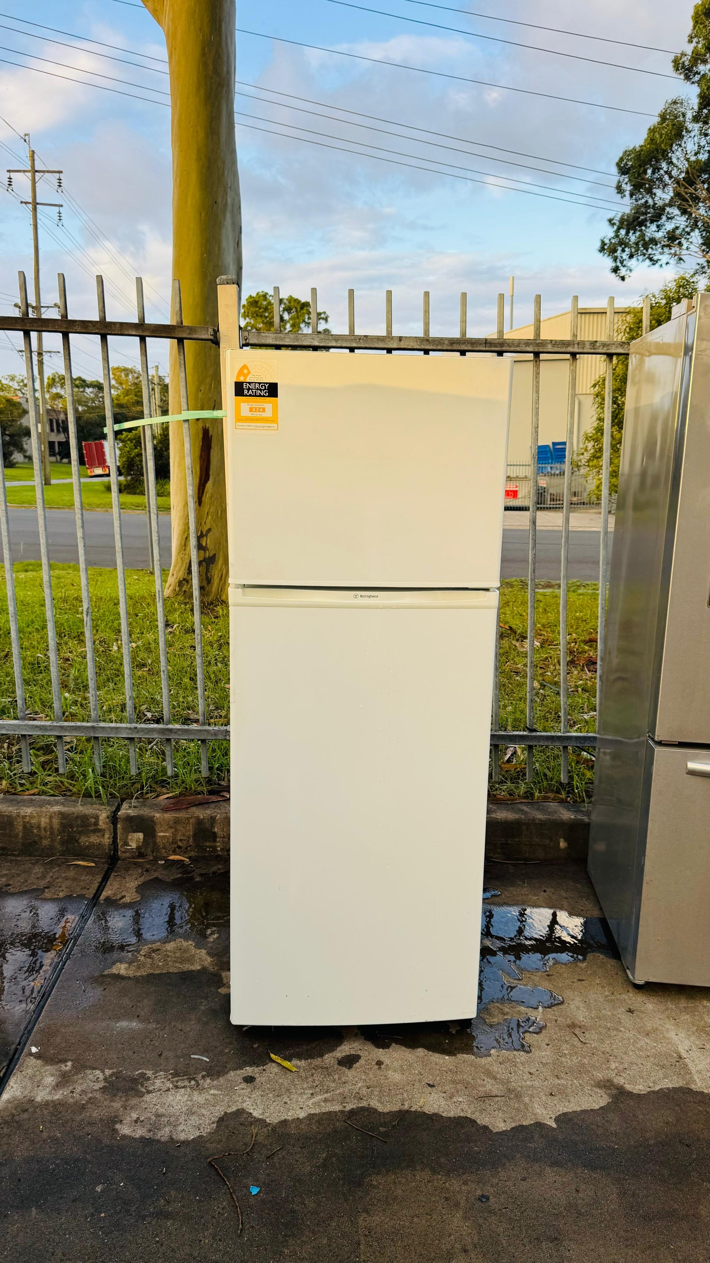 WESTINGHOUSE 300 LITRES FRIDGE FREEZER