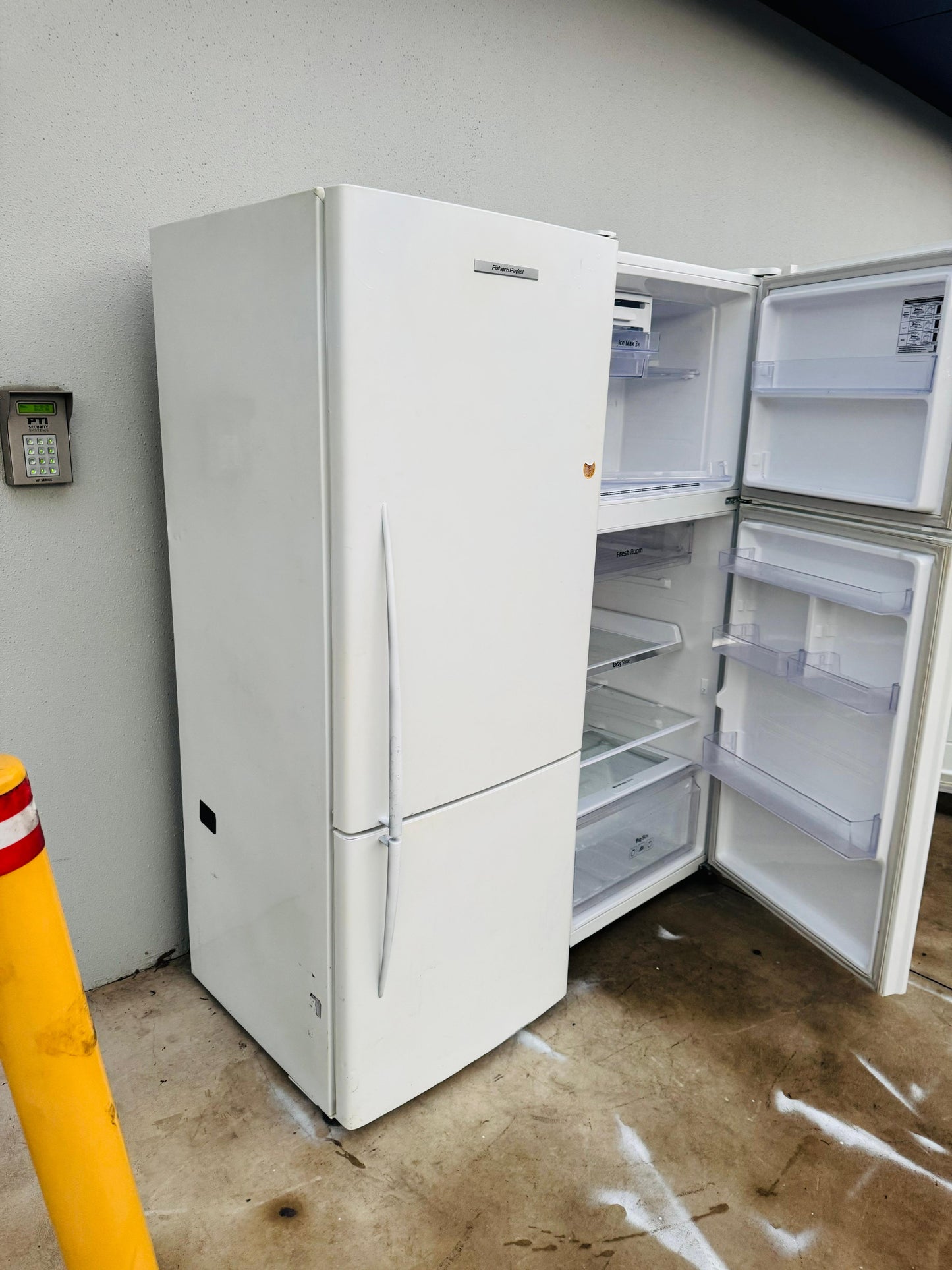 FISHER AND PAYKEL 403 LITRES FRIDGE FREEZER