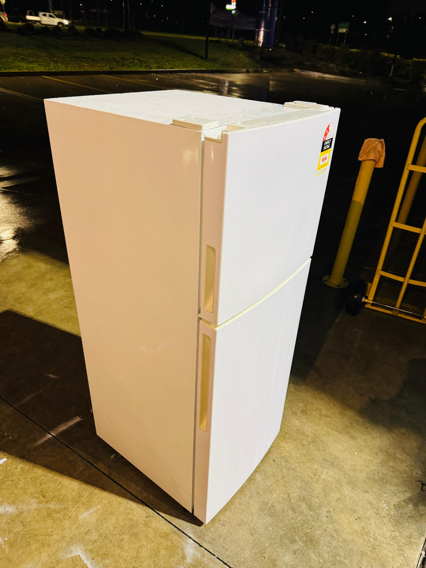 HAIER 224 LITRES FRIDGE FREEZER