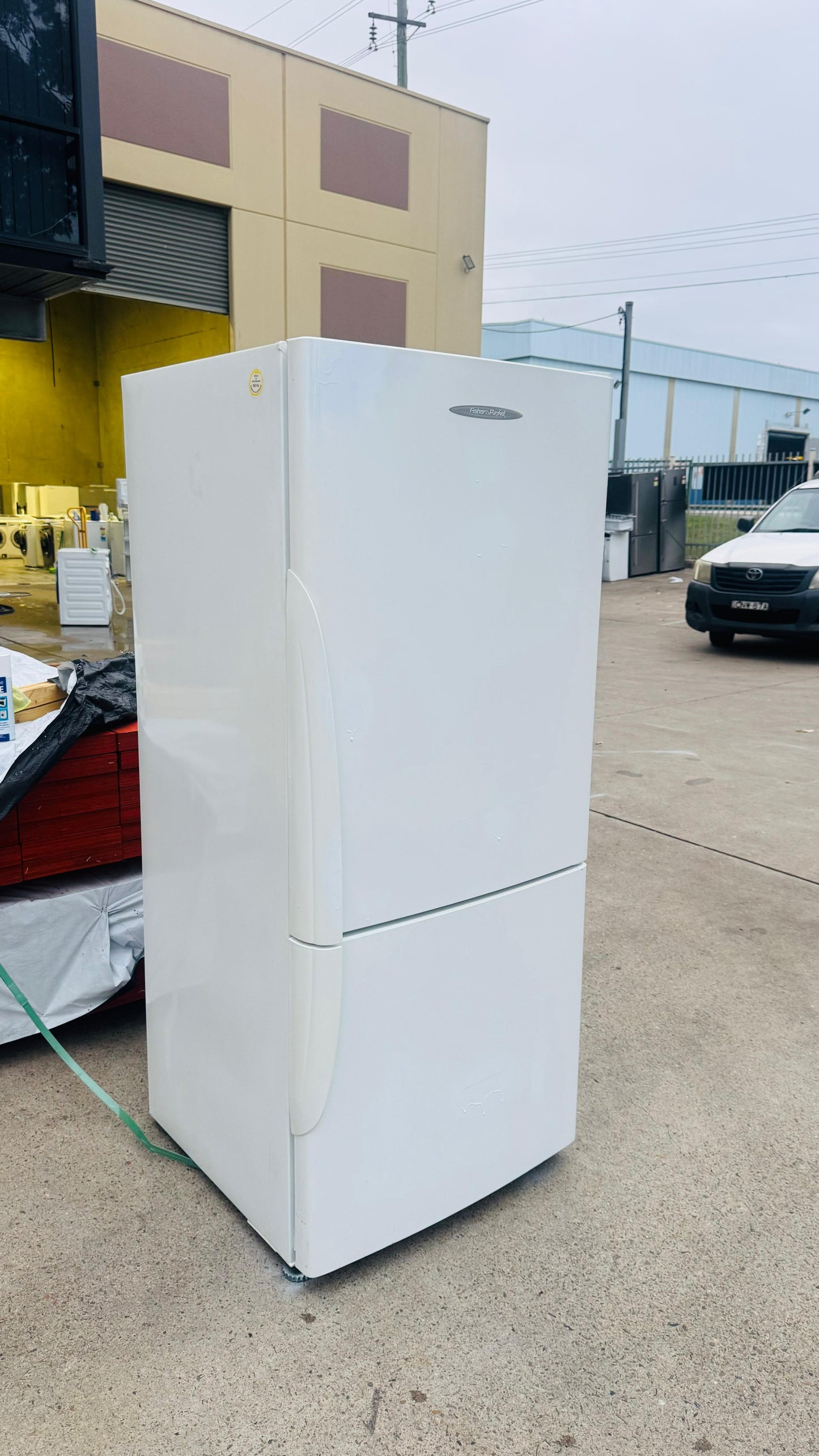 FISHER AND PAYKEL 404 LITRES FRIDGE FREEZER