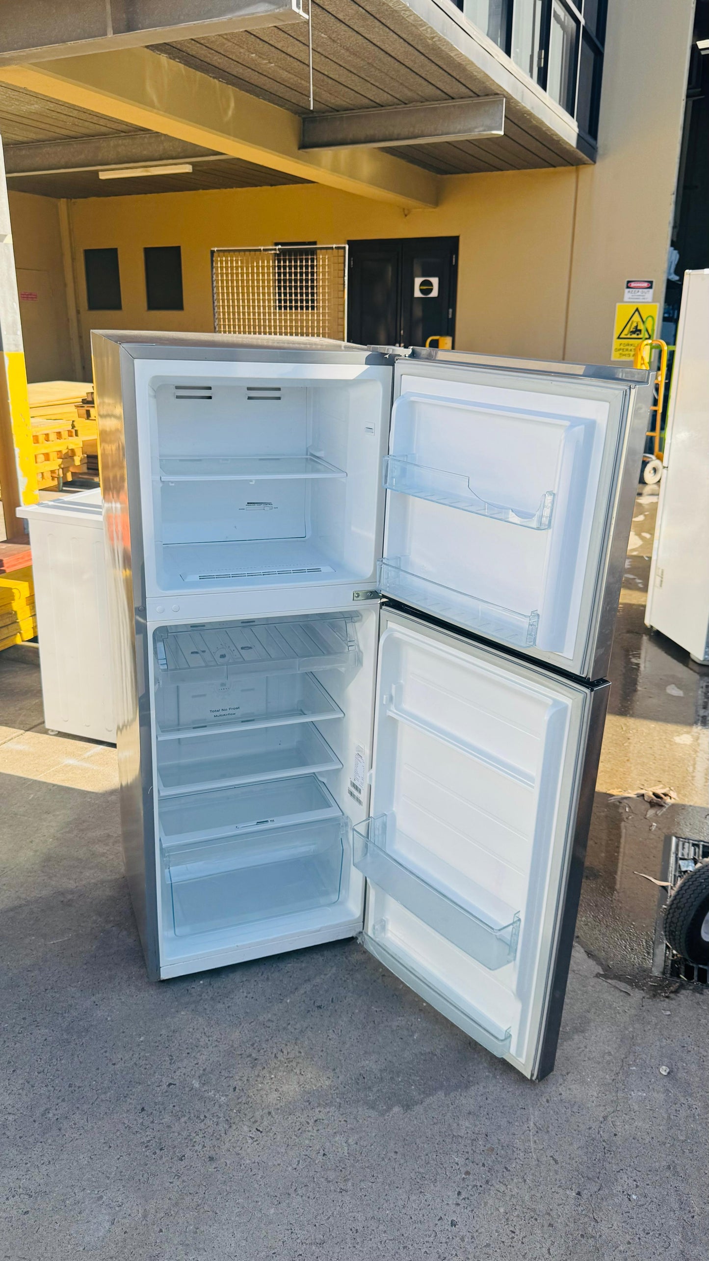 HISENSE 230 LITRES FRIDGE FREEZER