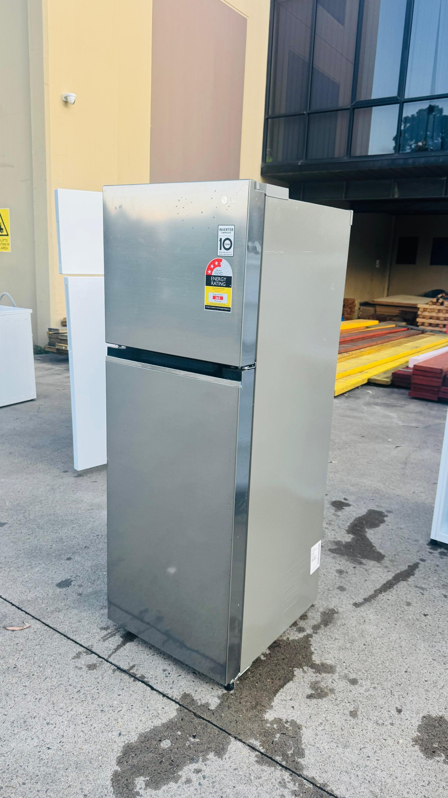 LG 243 LITRES FRIDGE FREEZER
