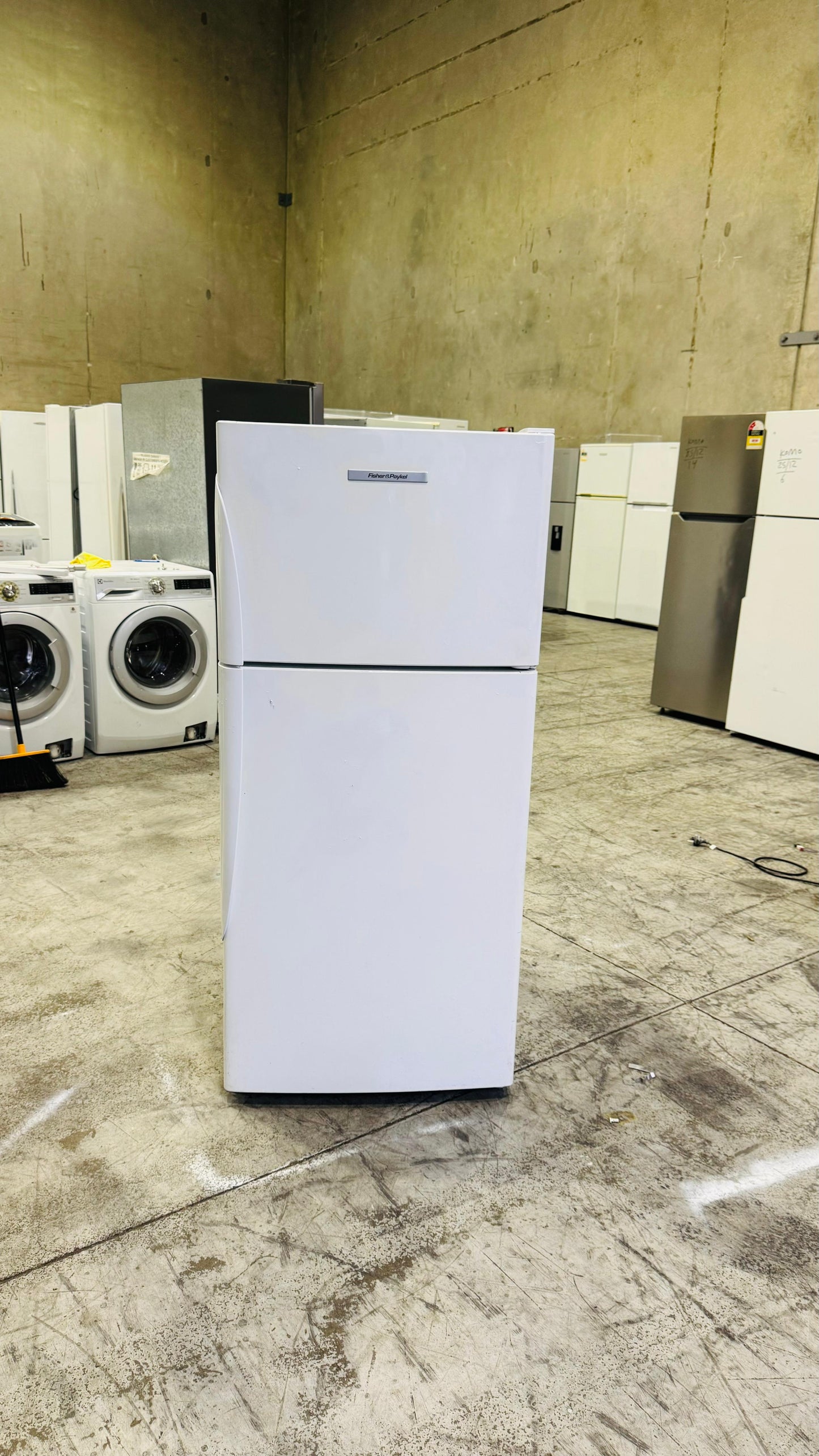 FISHER AND PAYKEL 329 LITRES FRIDGE FREEZER