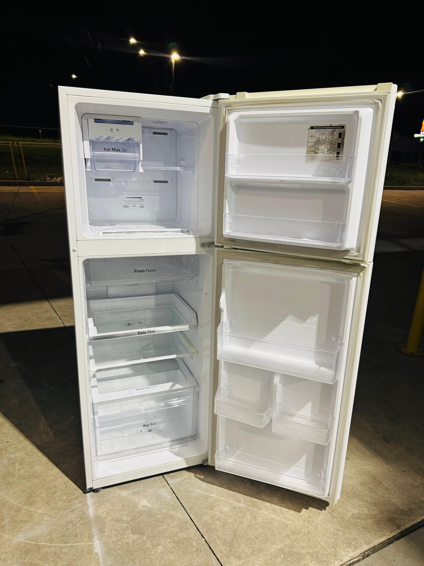 SAMSUNG 255 LITRES FRIDGE FREEZER