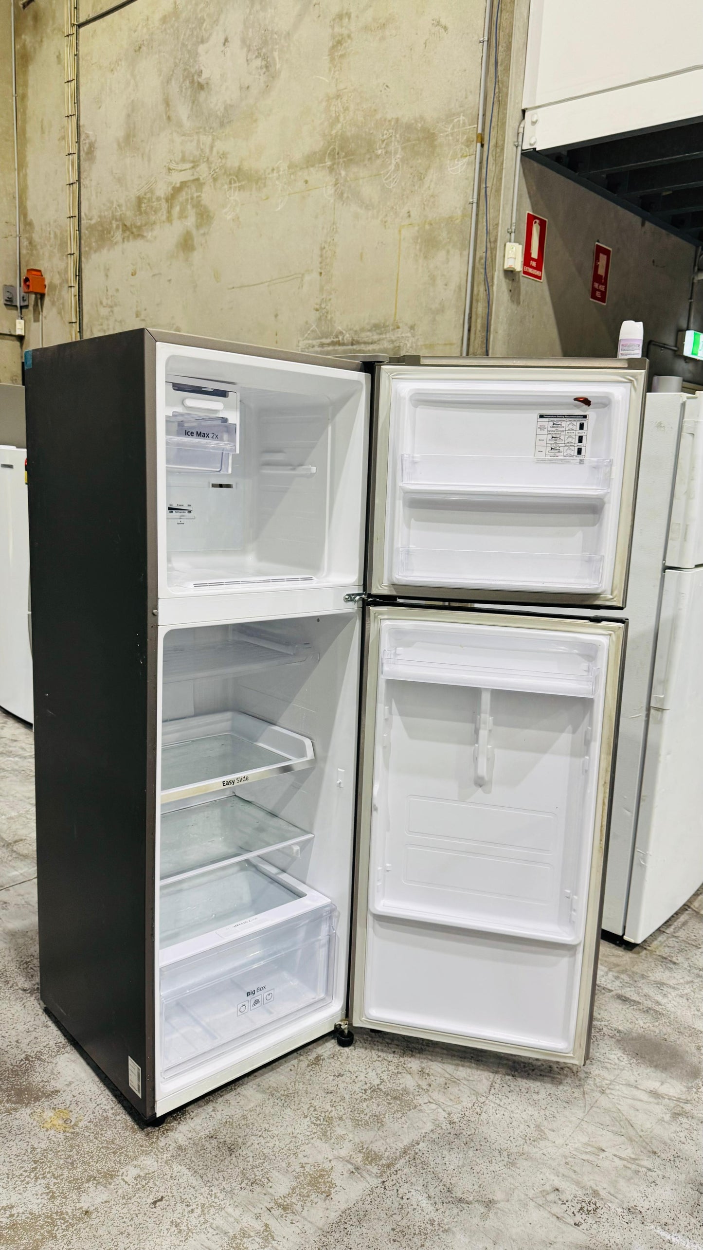 SAMSUNG 341 LITRES FRIDGE FREEZER