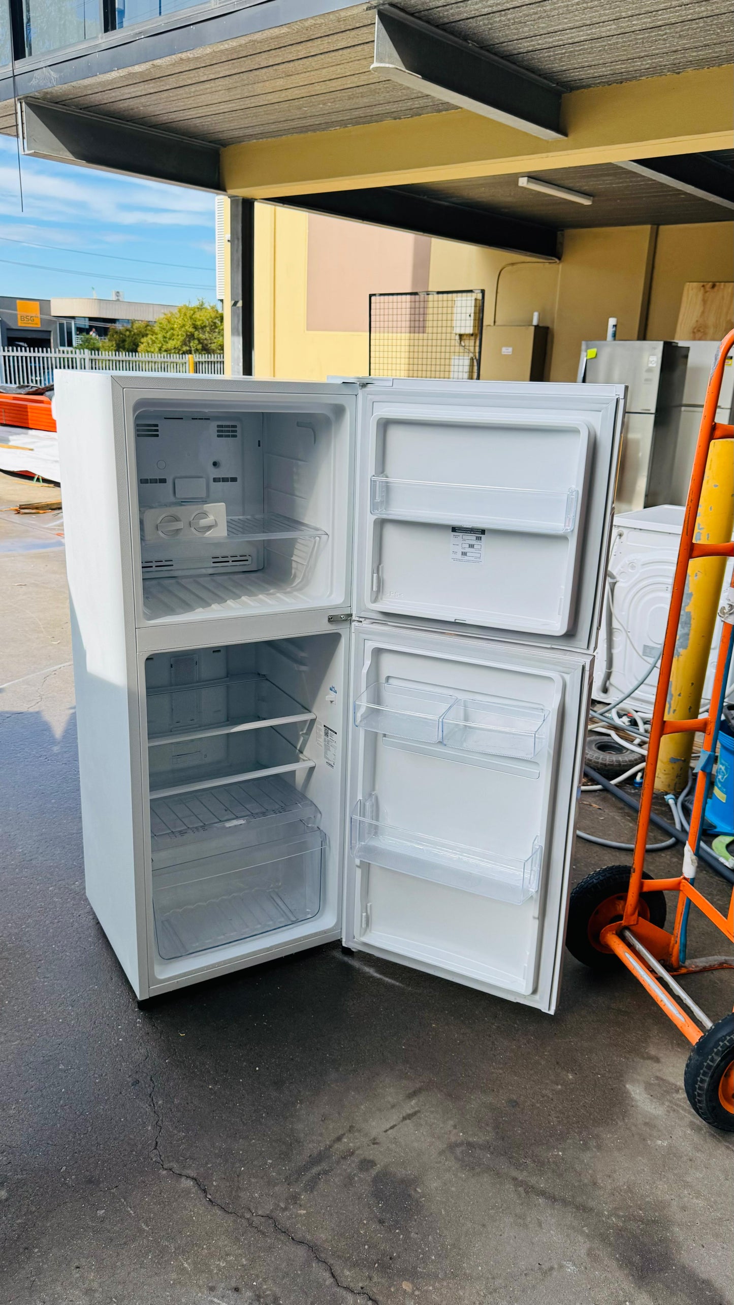 KELVINATOR 231 LITRES FRIDGE FREEZER