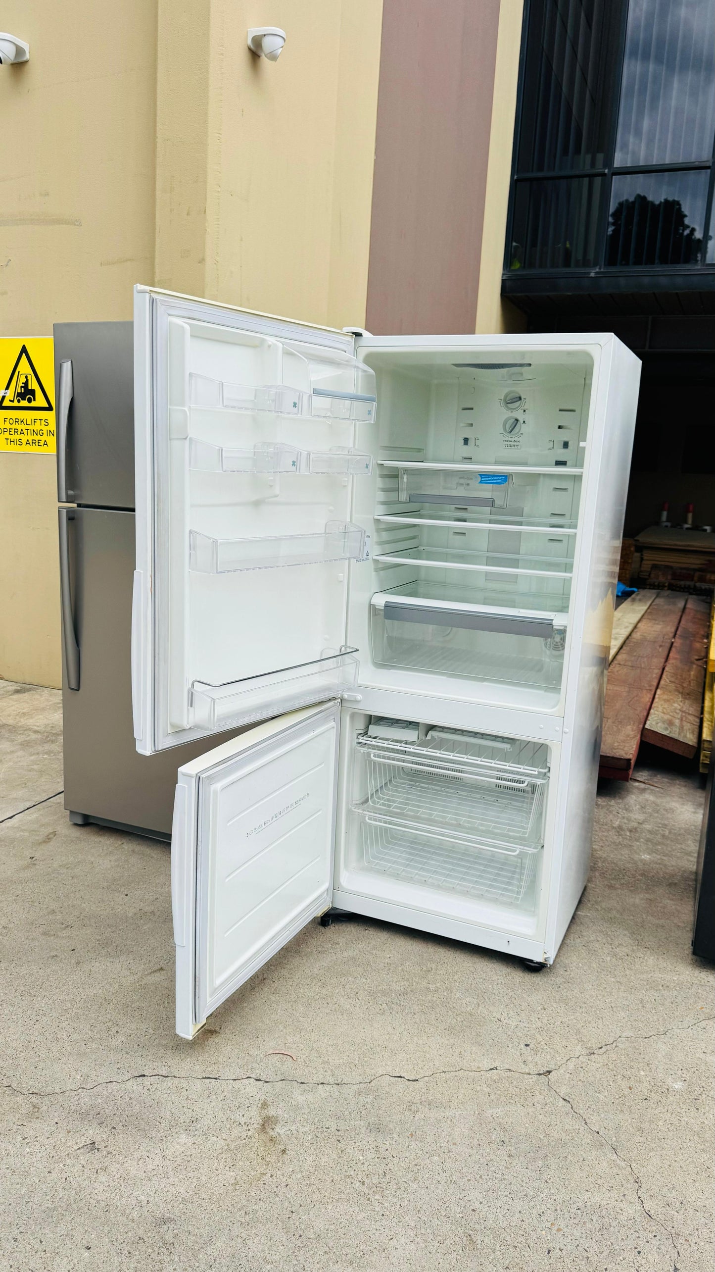 WESTINGHOUSE 431 LITRES FRIDGE FREEZER