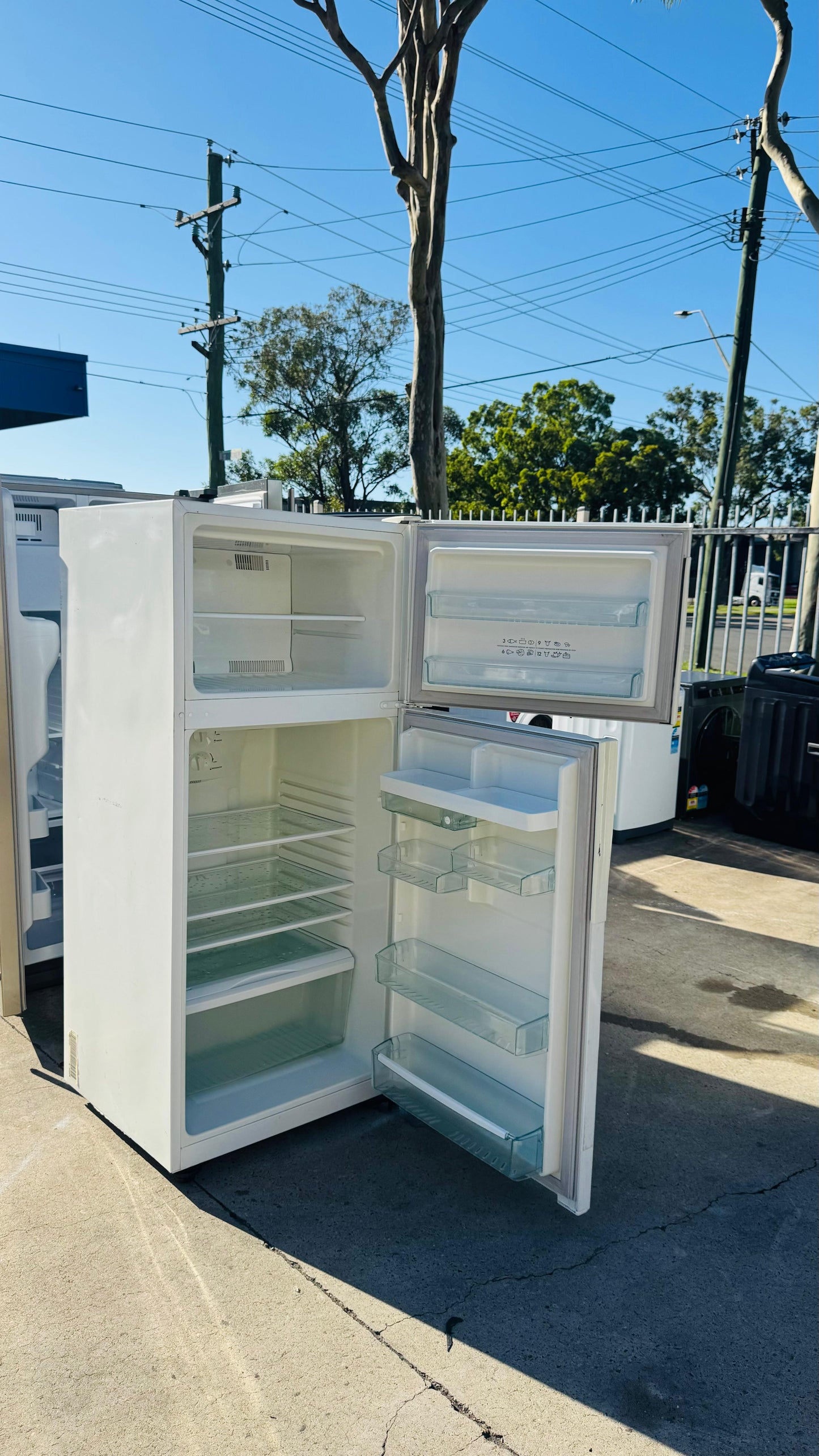 WESTINGHOUSE 420 LITRES FRIDGE FREEZER