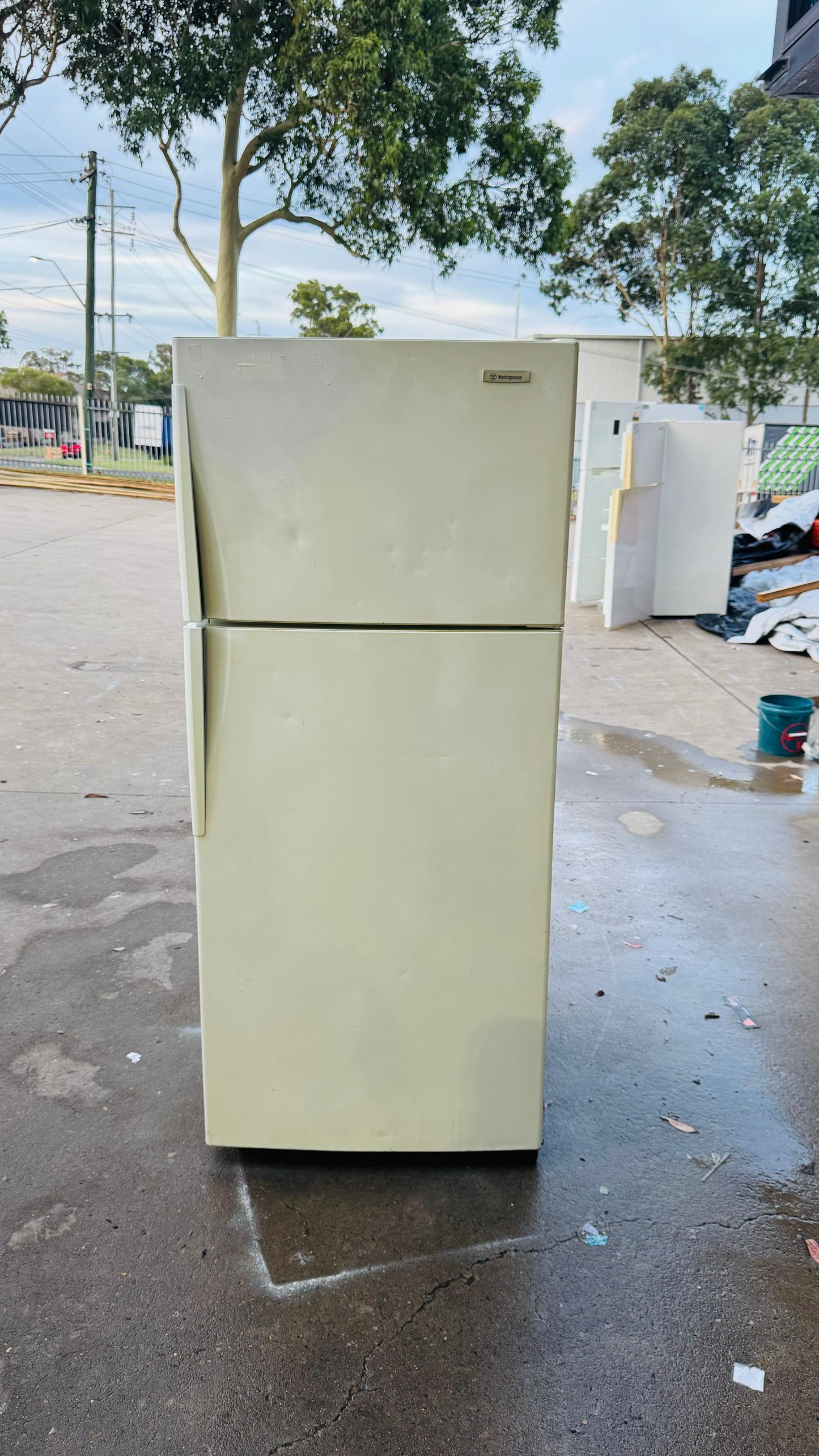 WESTINGHOUSE 420 LITRES FRIDGE FREEZER