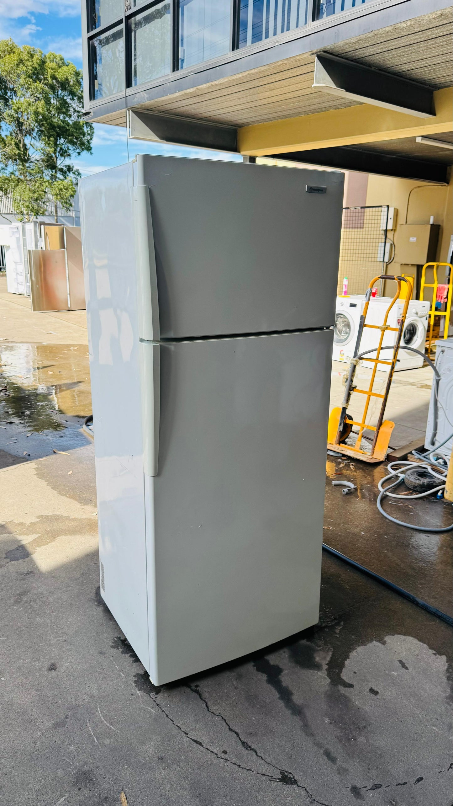 WESTINGHOUSE 390 LITRES FRIDGE FREEZER