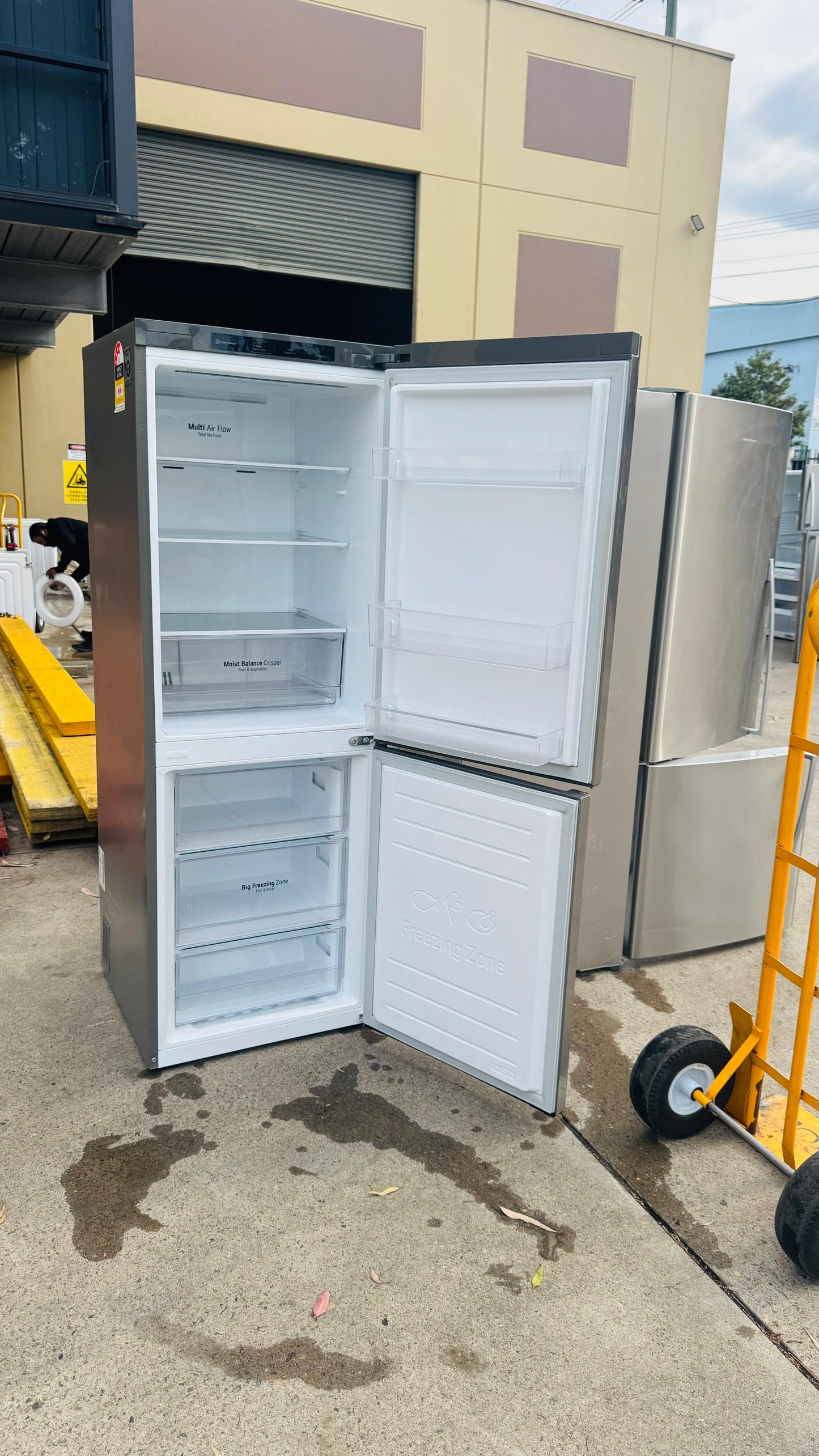 LG 335 LITRES FRIDGE FREEZER AND WATER DISPENSER