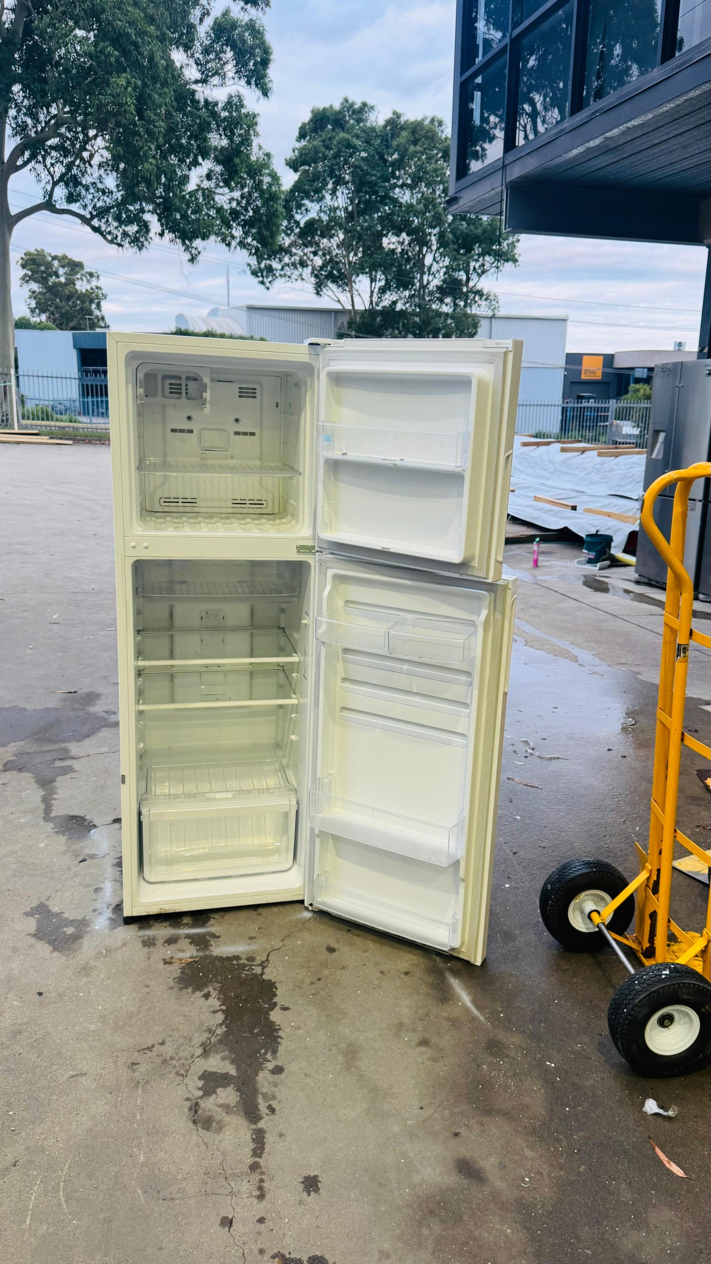 WESTINGHOUSE 276 LITRES FRIDGE FREEZER