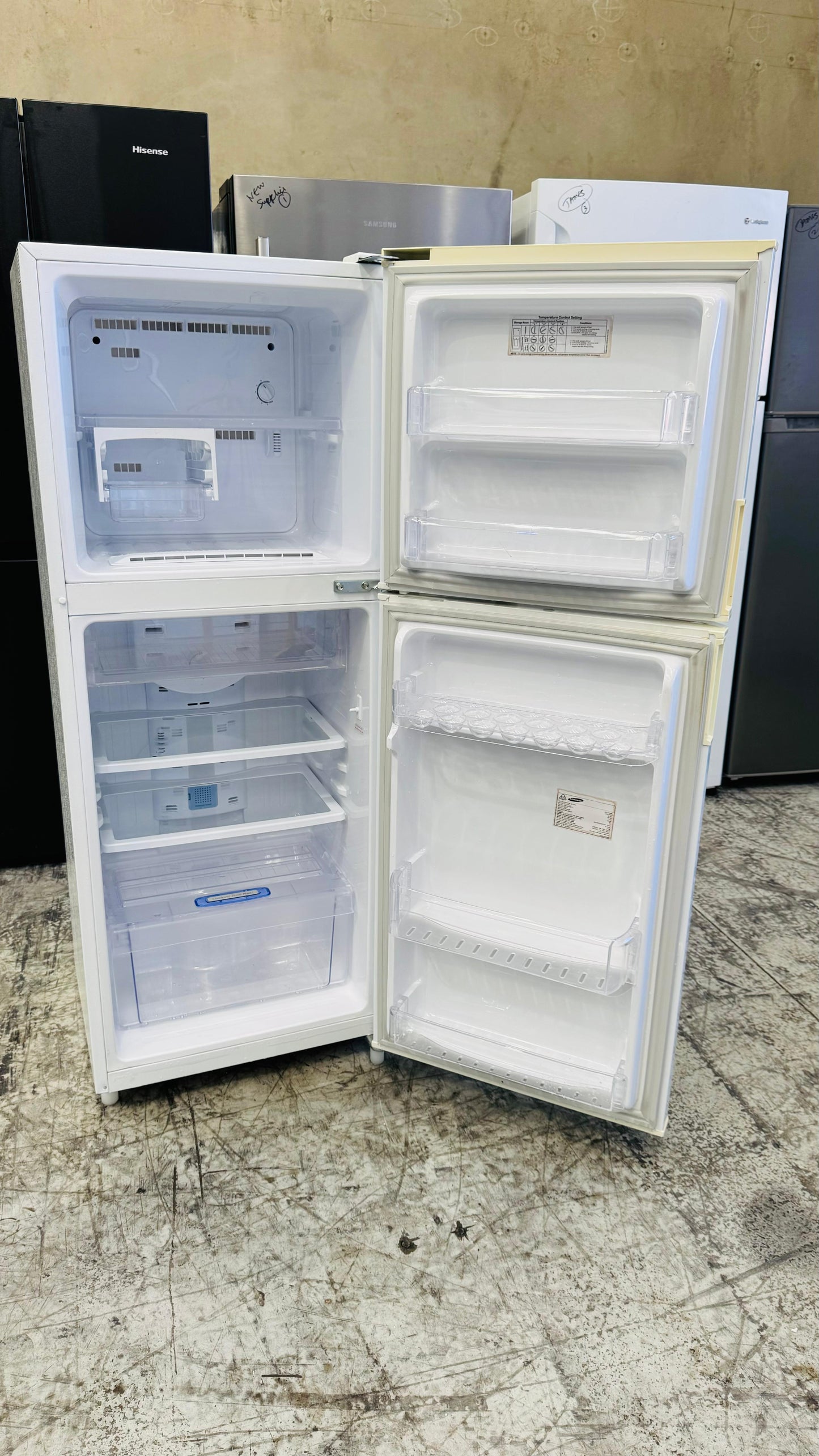 SAMSUNG 216 LITRES FRIDGE FREEZER