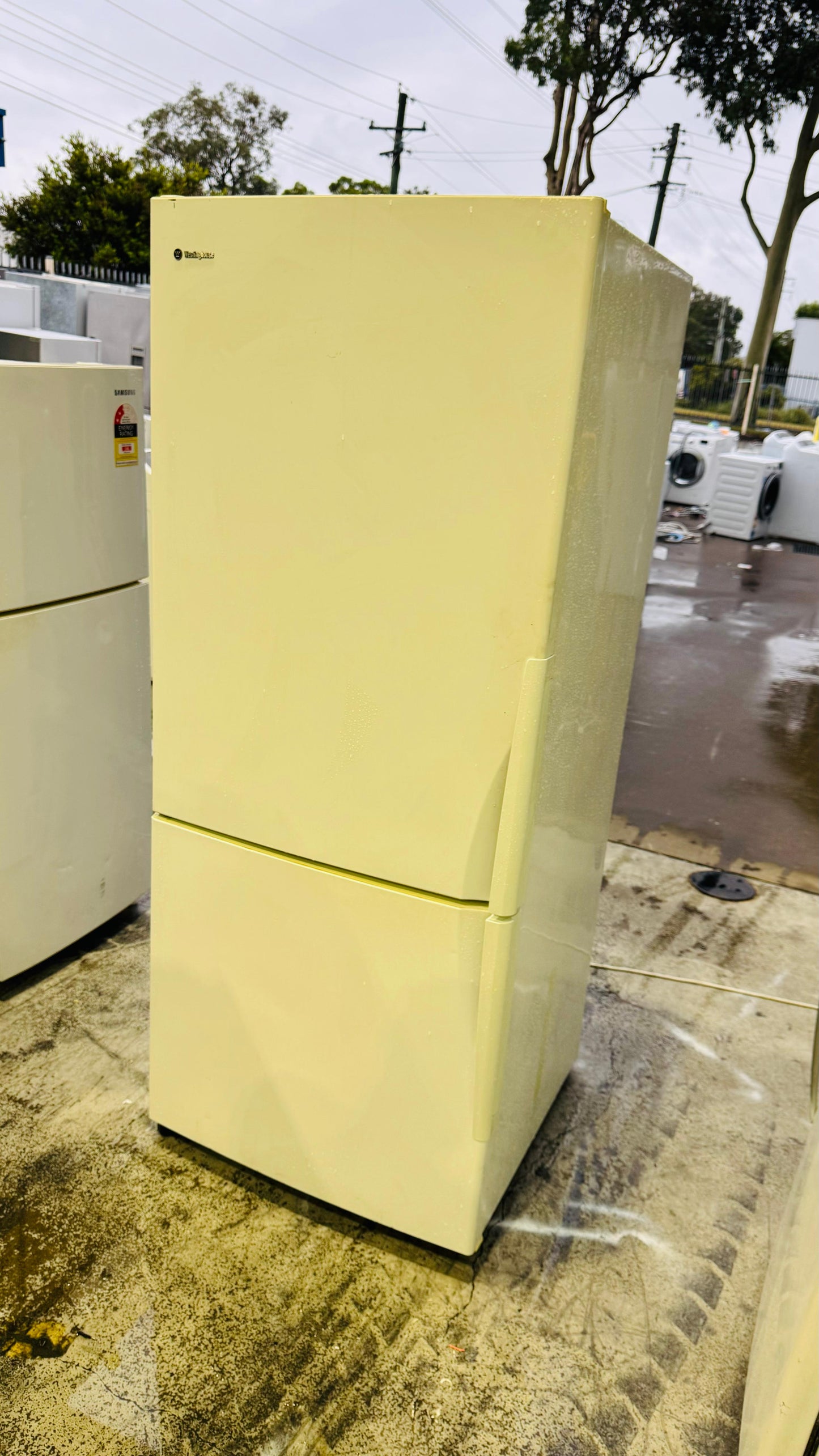 WESTINGHOUSE 430 LITRES FRIDGE FREEZER