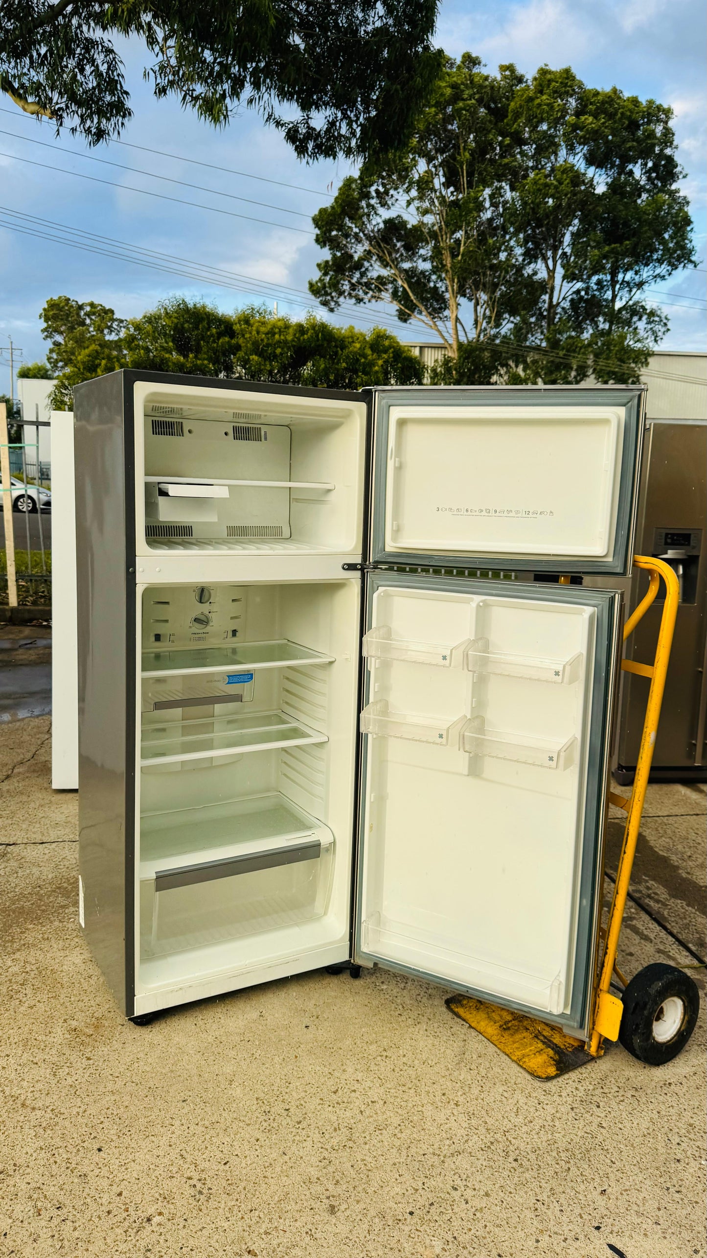 ELECTROLUX 390 LITRES FRIDGE FREEZER