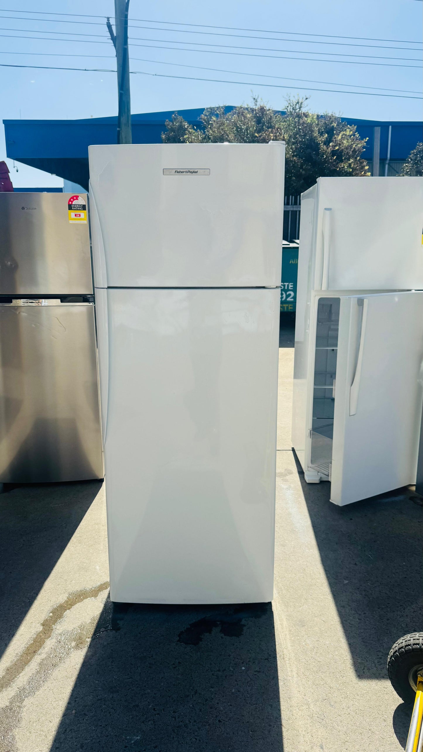 FISHER AND PAYKEL 411 LITRES FRIDGE FREEZER