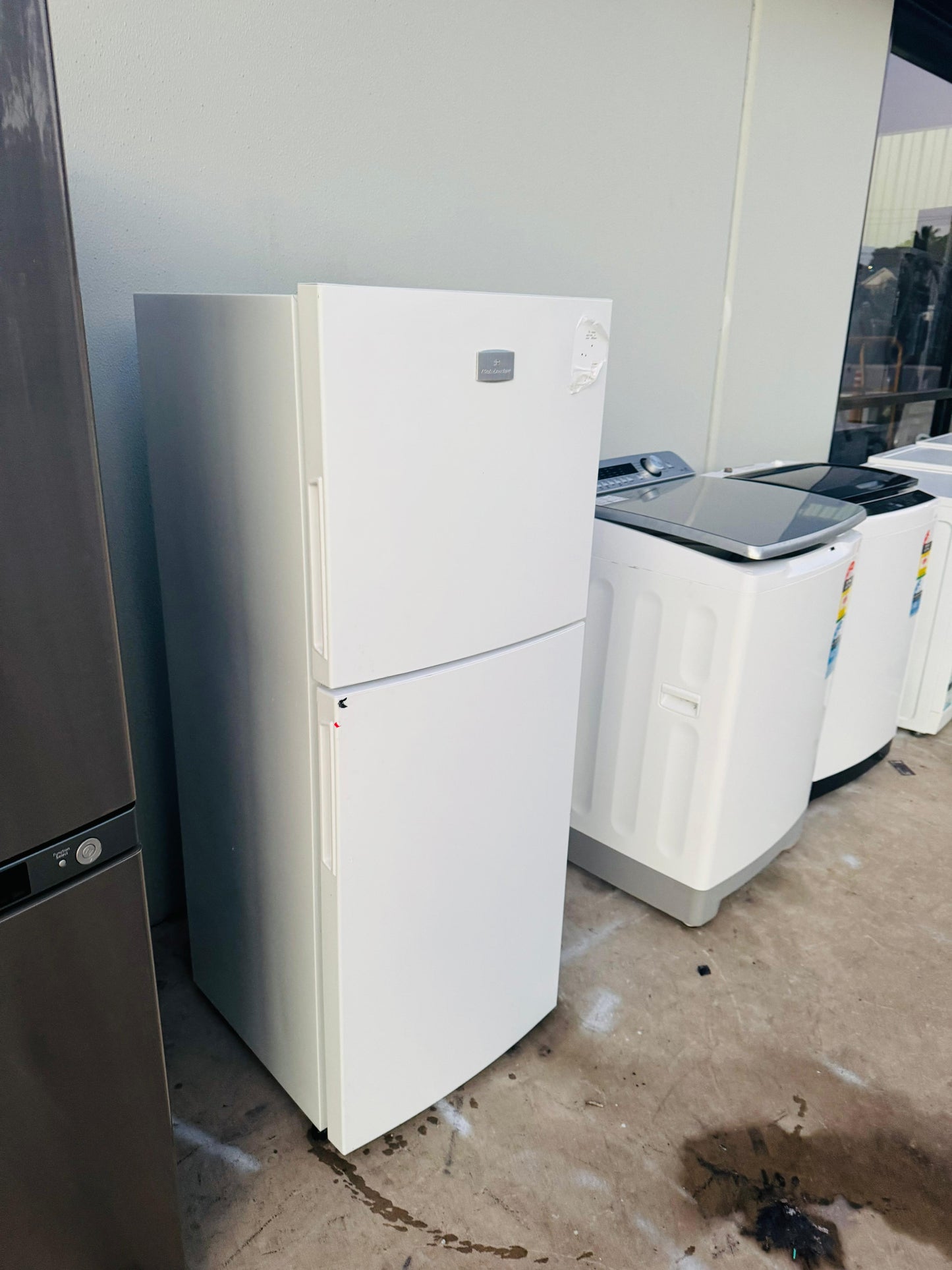 KELVINATOR 231 LITRES FRIDGE FREEZER