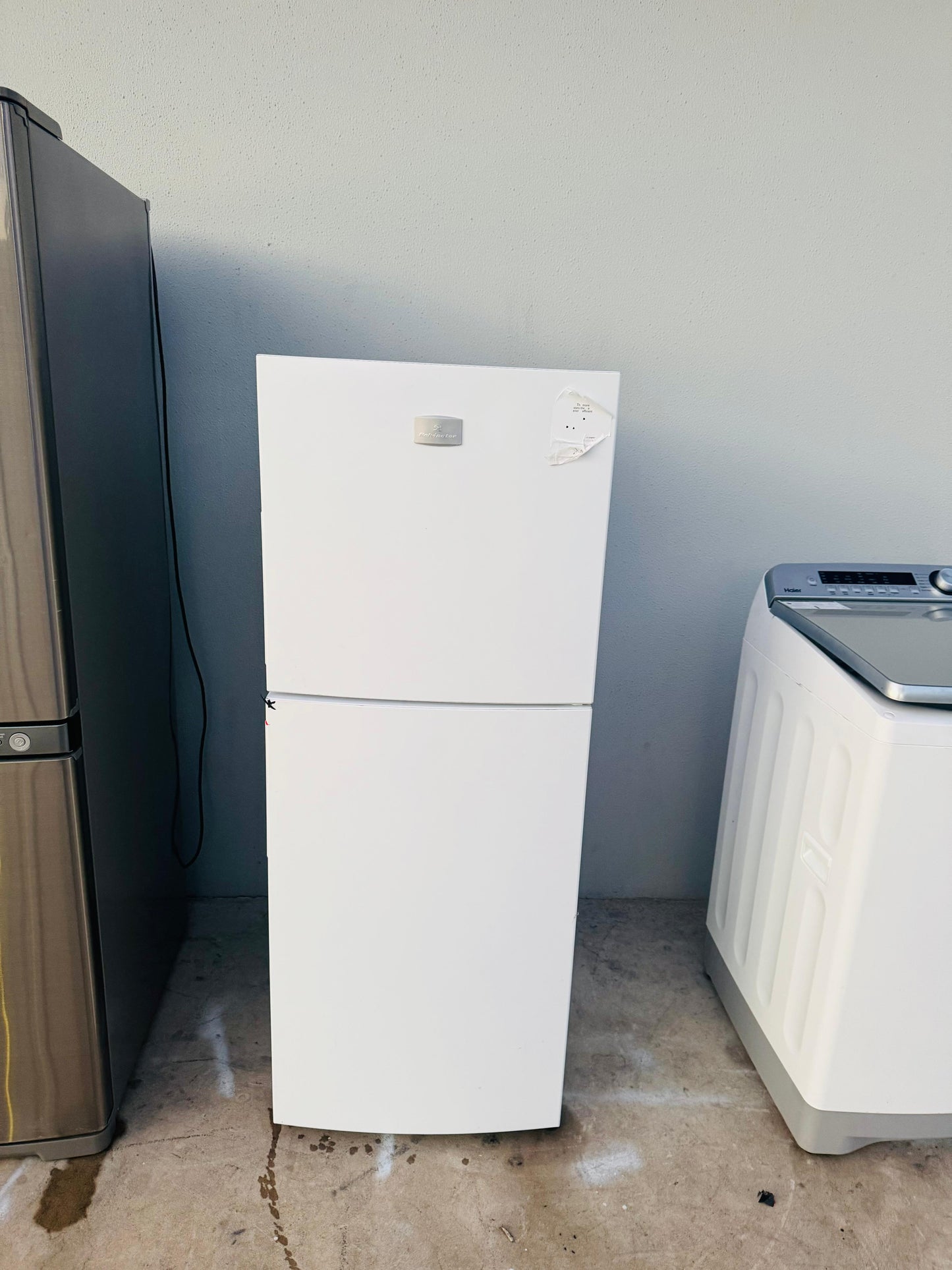 KELVINATOR 231 LITRES FRIDGE FREEZER