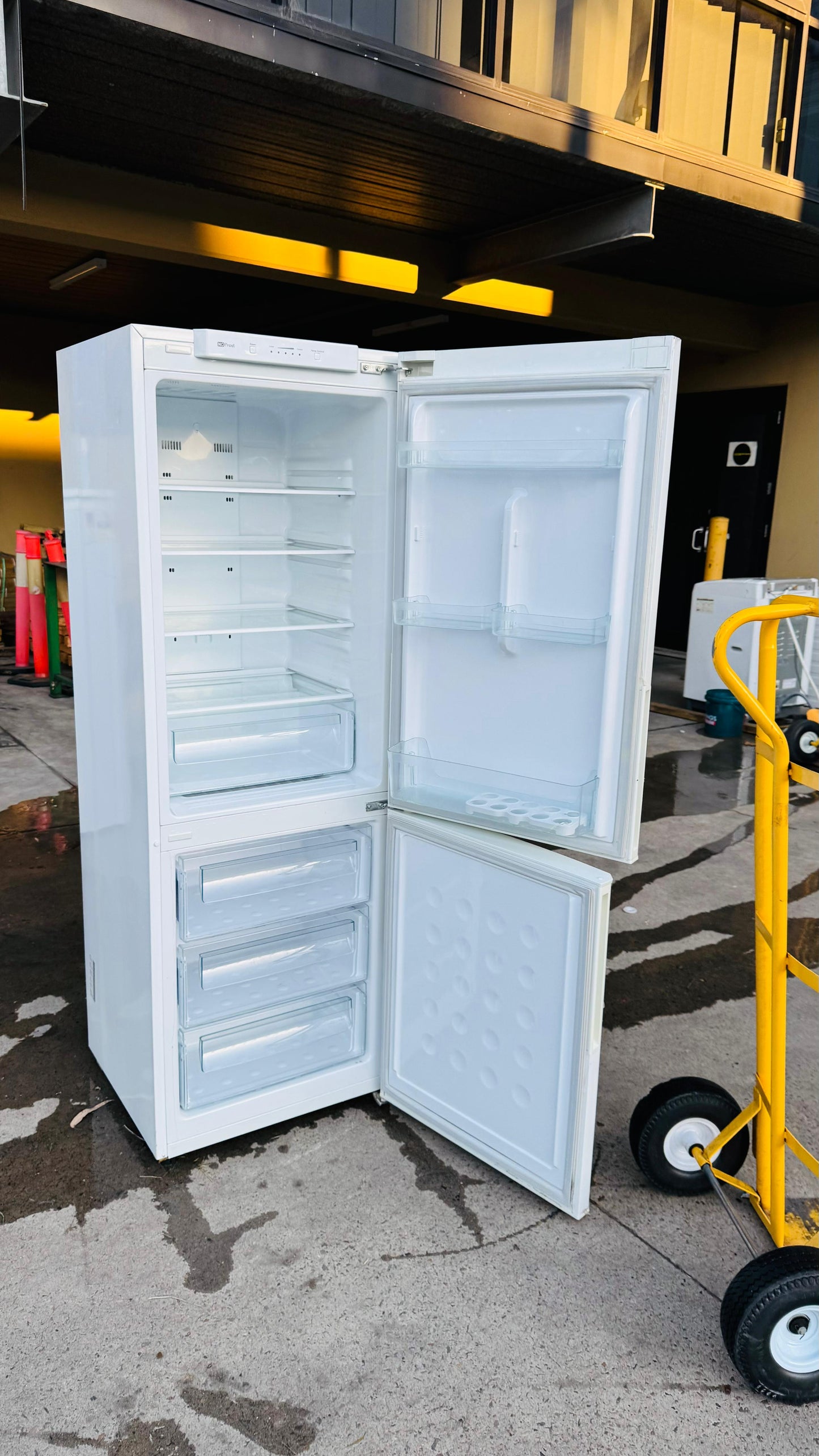 SAMSUNG 324 LITRES FRIDGE FREEZER