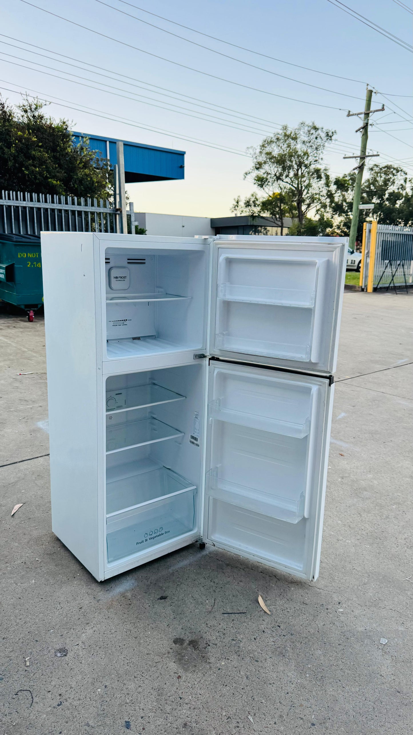 HISENSE 223 LITRES FRIDGE FREEZER